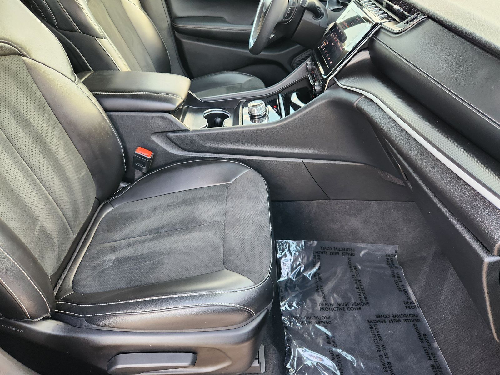 Used 2025 Diamond Black Crystal Pearlcoat Jeep Laredo image 20