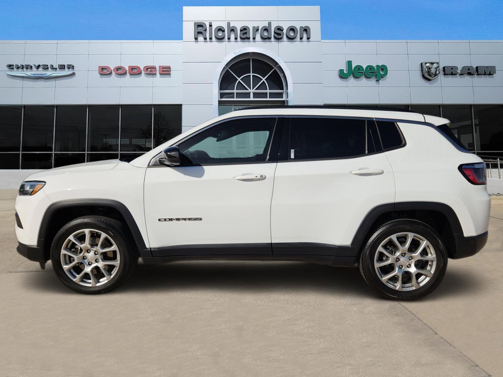 Used 2024 Bright White Jeep Latitude Lux image 3