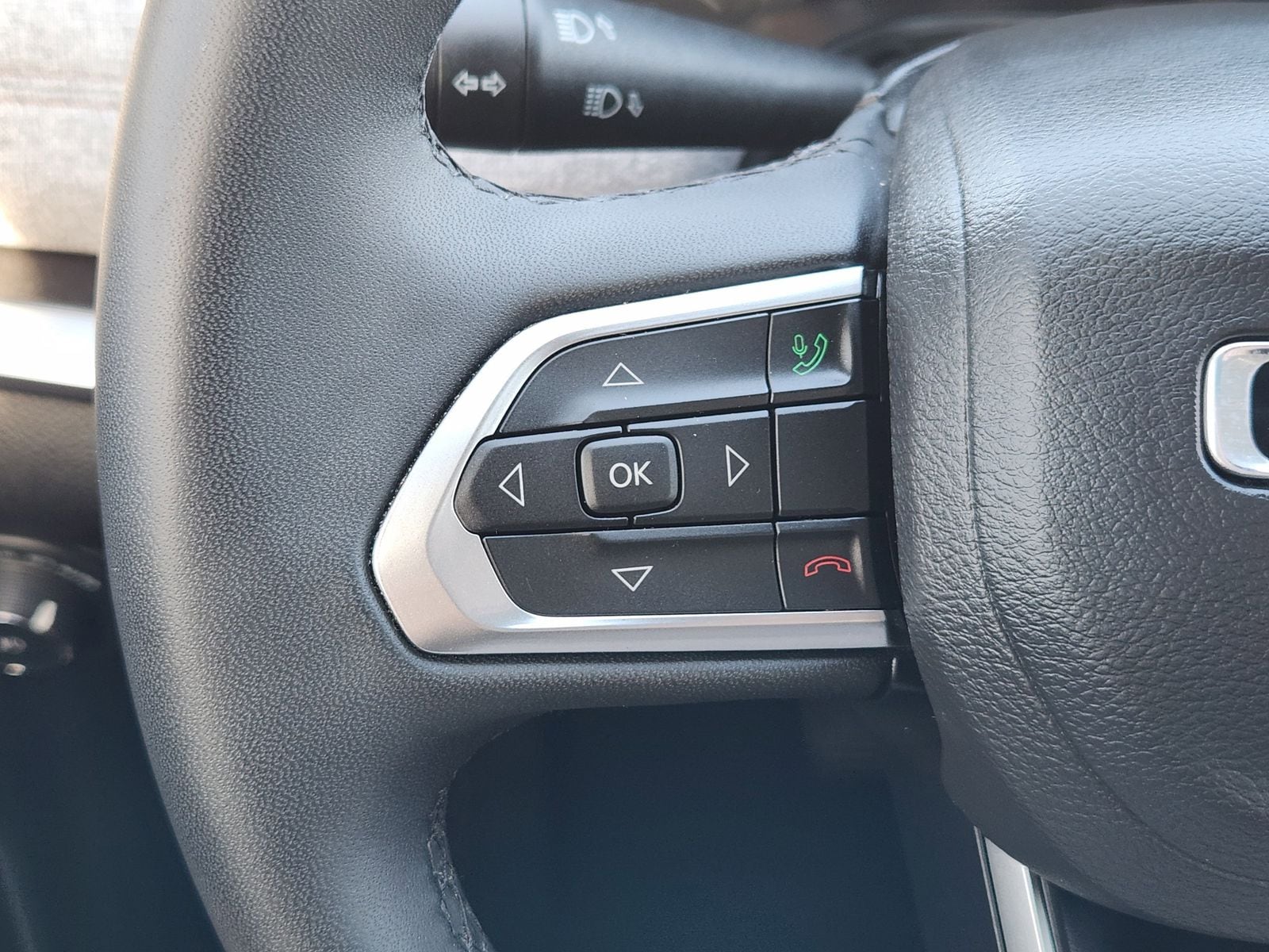 Used 2024 Bright White Jeep Latitude Lux image 38