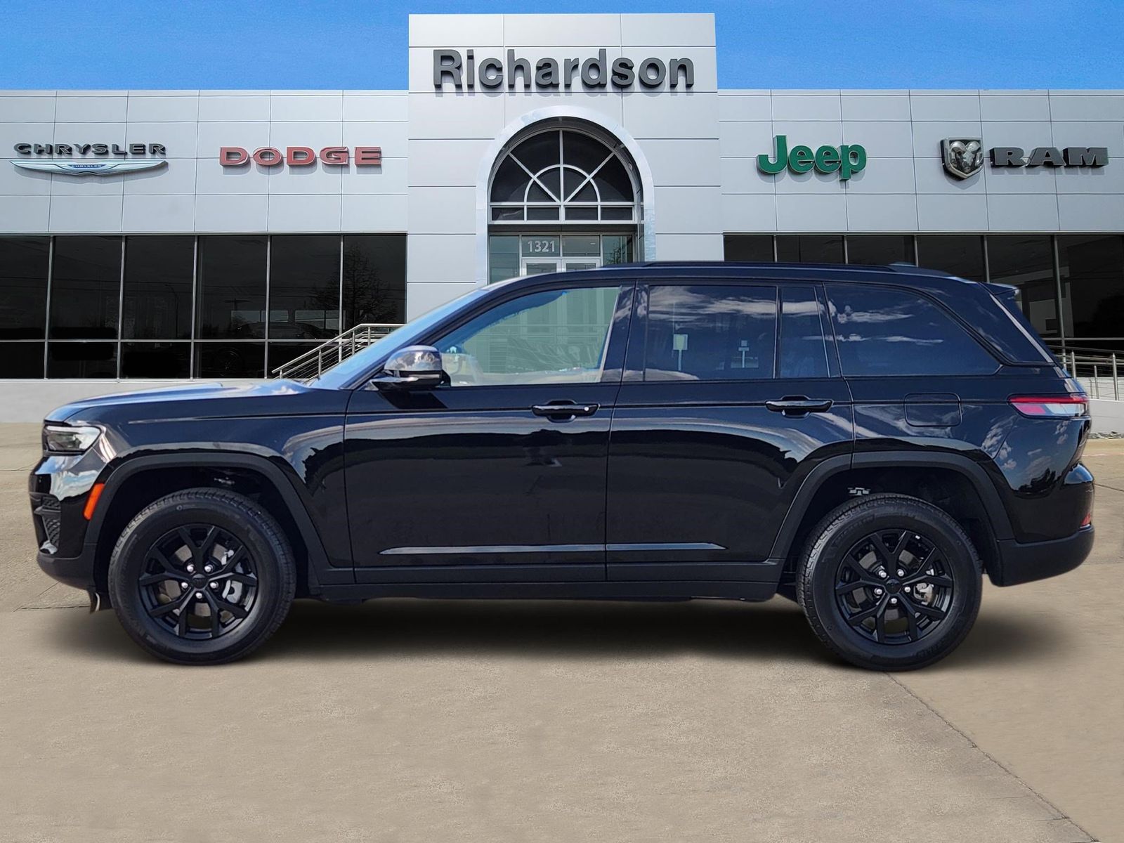 Used 2025 Diamond Black Crystal Pearlcoat Jeep Laredo image 3