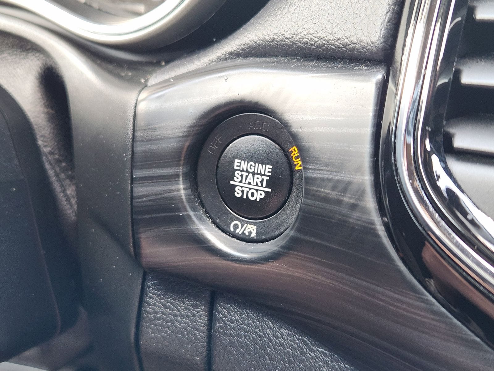 Used 2020 Sting-Gray Clearcoat Jeep Laredo image 29