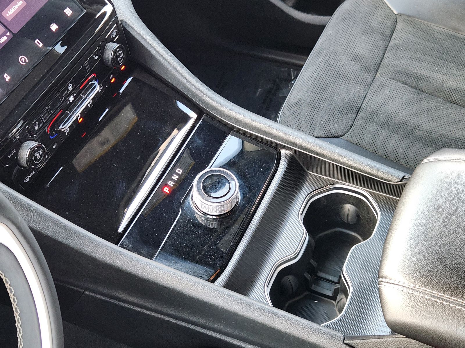 Used 2025 Diamond Black Crystal Pearlcoat Jeep Laredo image 28