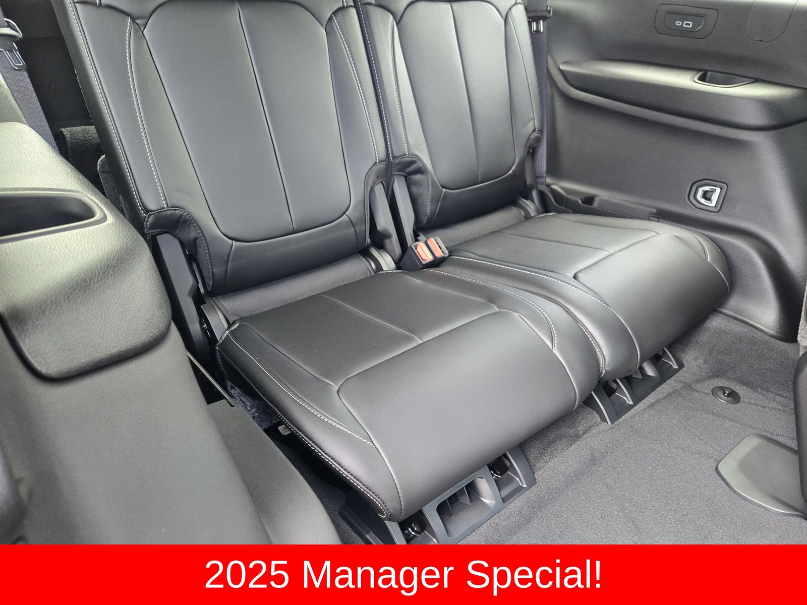 New 2025 Baltic Gray Jeep L LIMITED 4X4 image 40