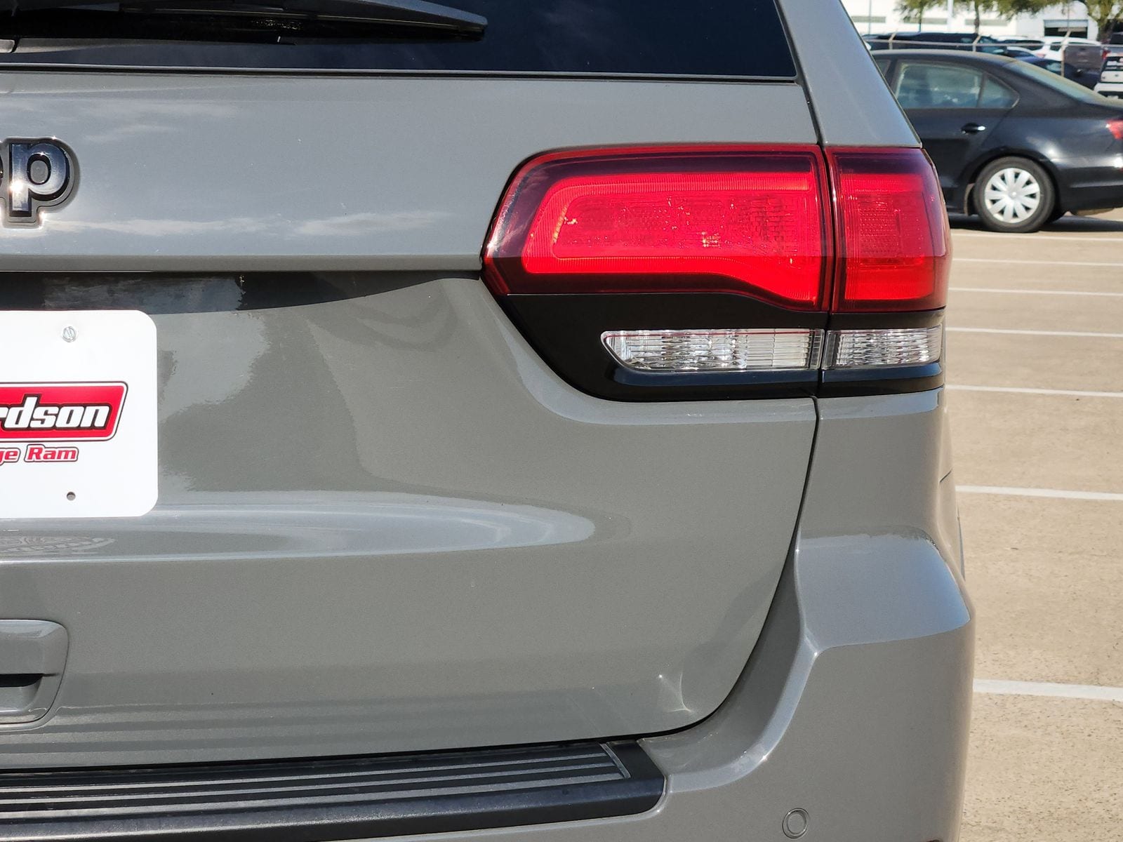 Used 2020 Sting-Gray Clearcoat Jeep Laredo image 16