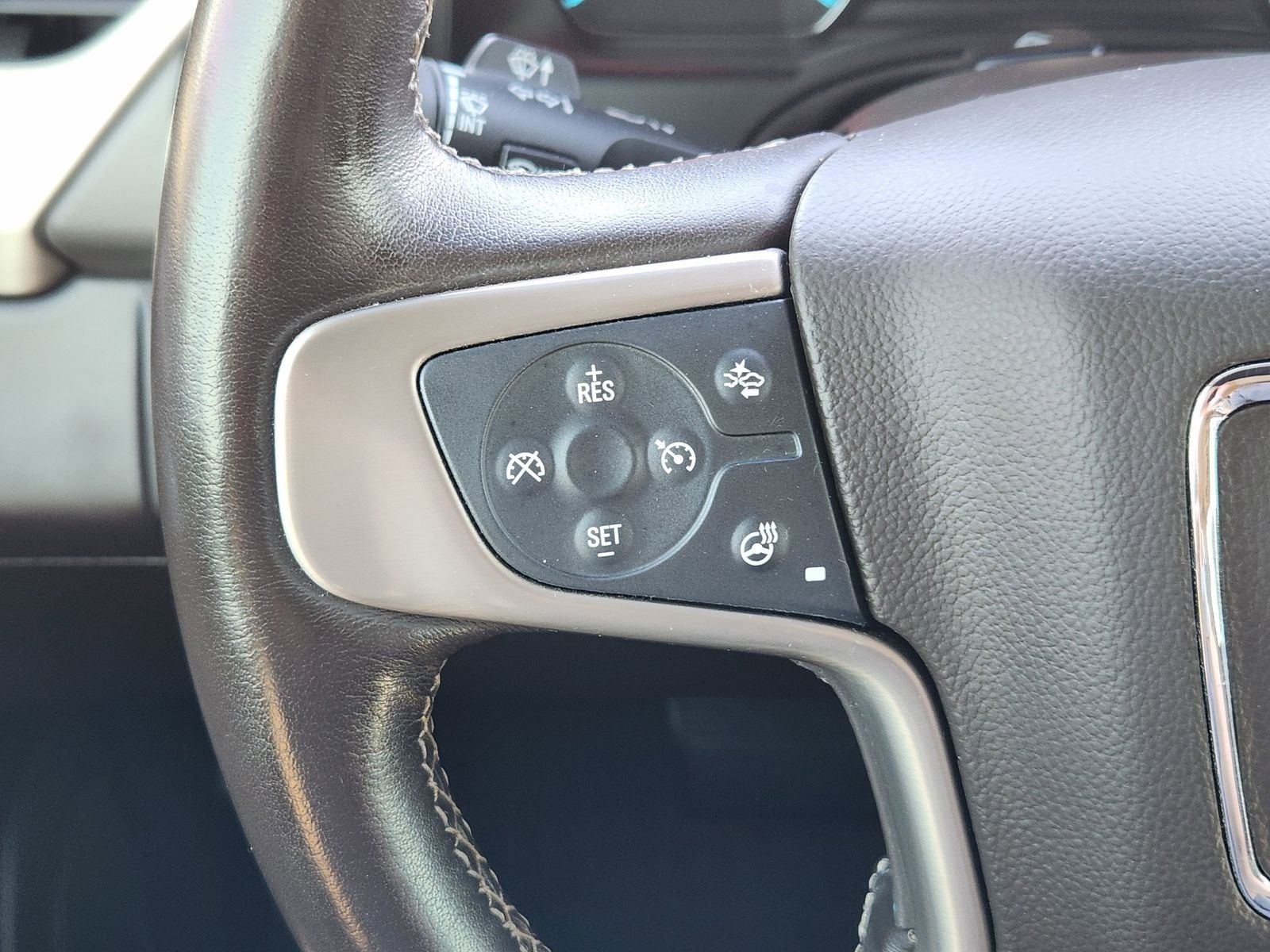 Used 2019 White Frost Tricoat GMC Denali image 38