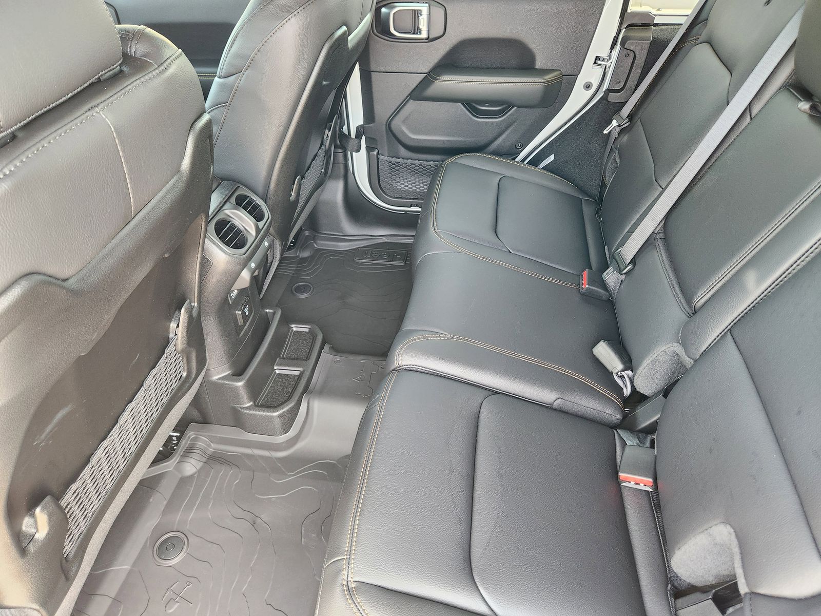 New 2026 Bright White Jeep 4-DOOR SAHARA image 40