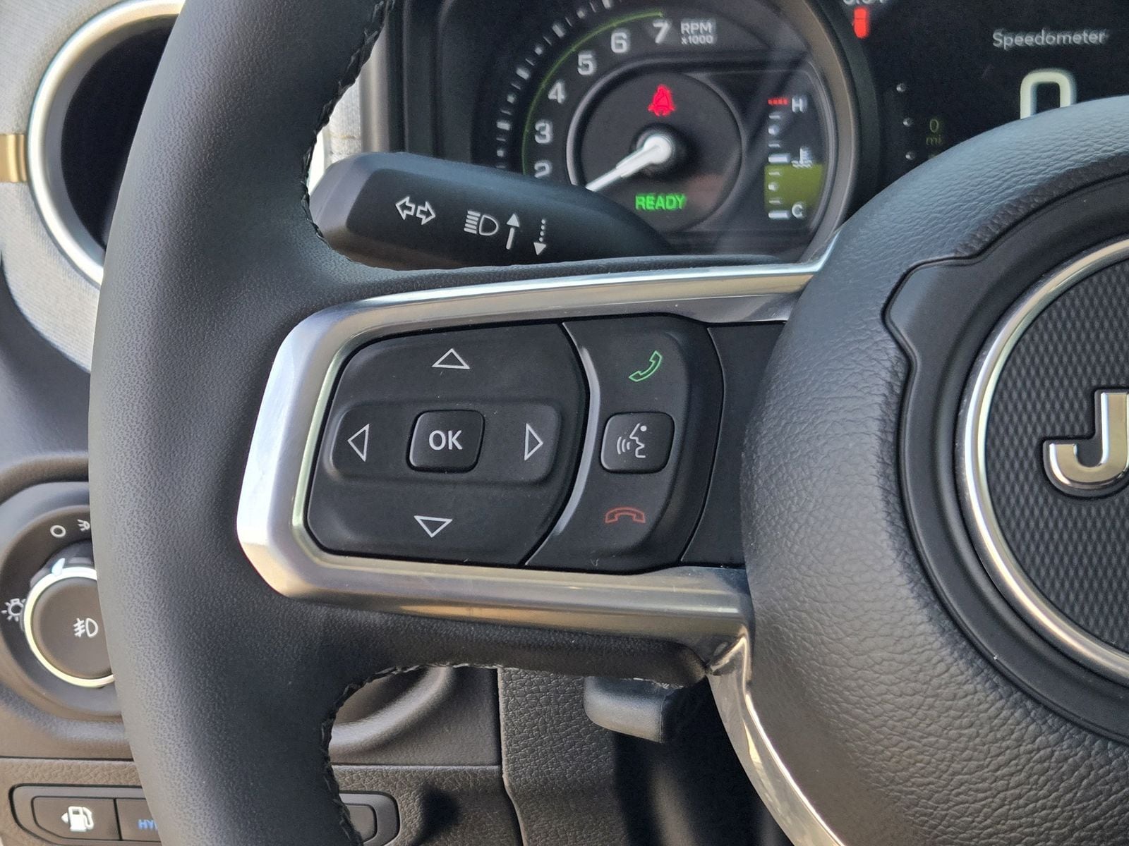 Used 2025 Granite Crystal Jeep Sahara image 35