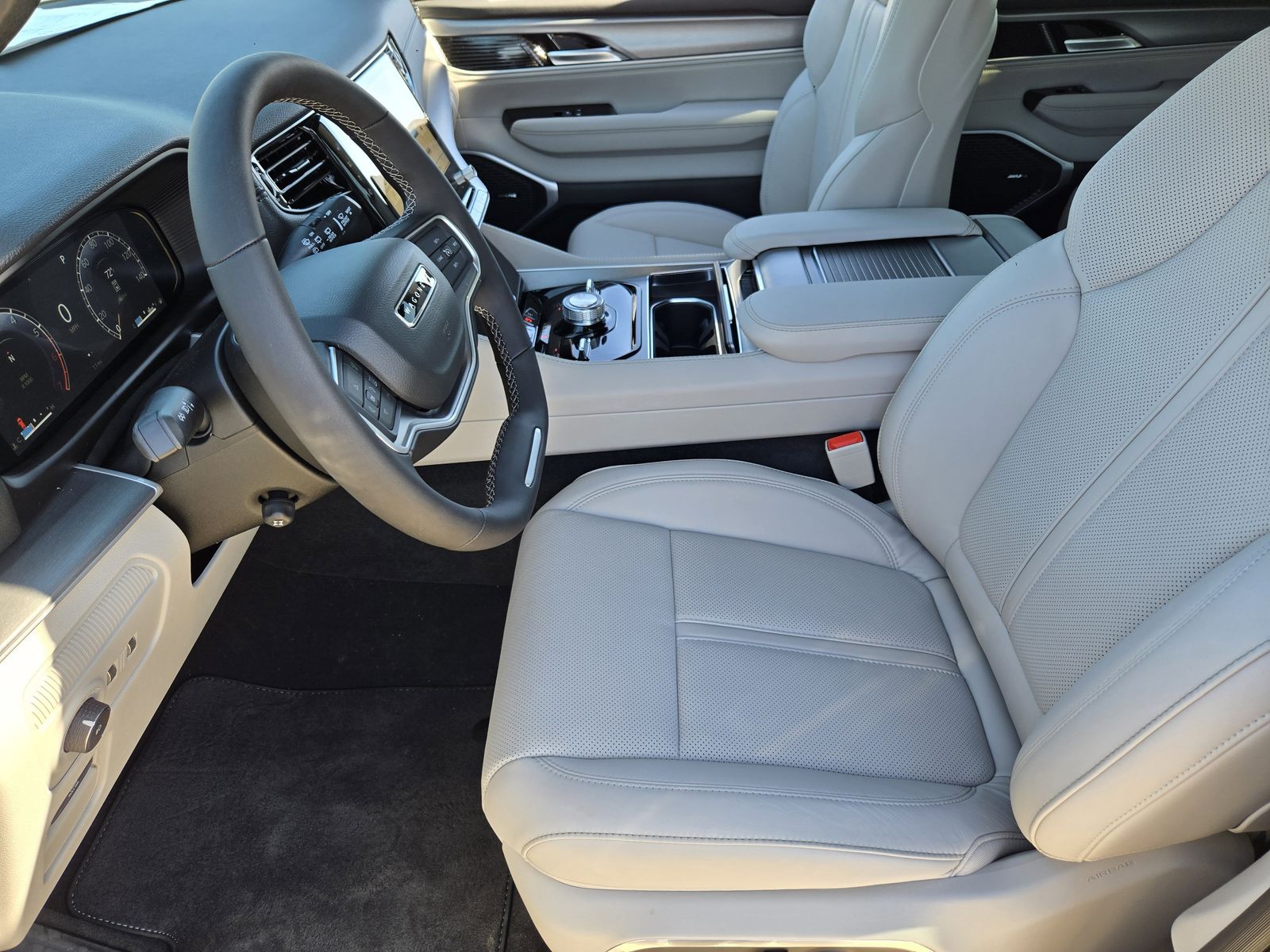 New 2025 Diamond Black Crystal Pearlcoat Jeep L LIMITED 4X4 image 12