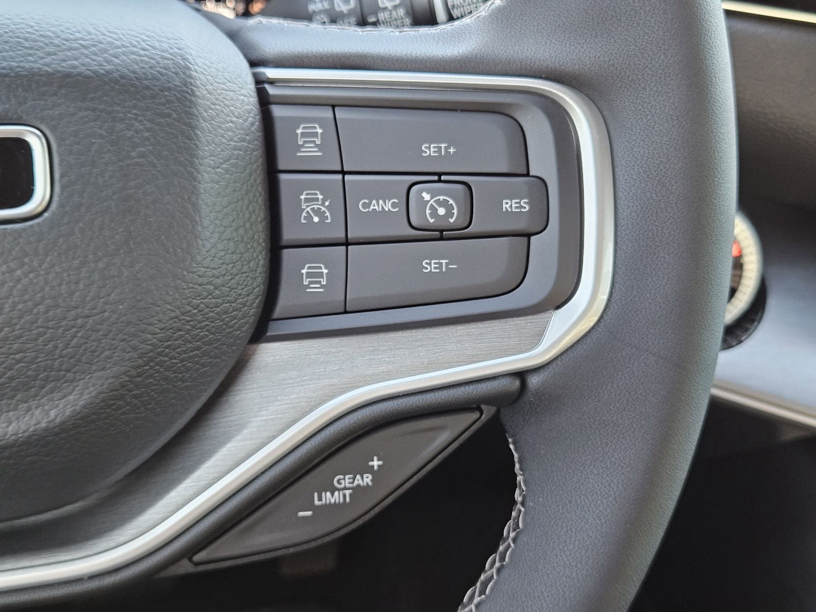 New 2025 Baltic Gray Jeep LIMITED 4X4 image 30