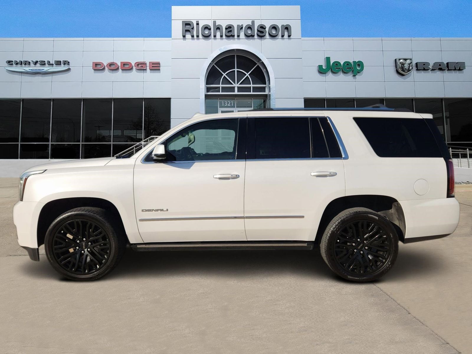 Used 2019 White Frost Tricoat GMC Denali image 3