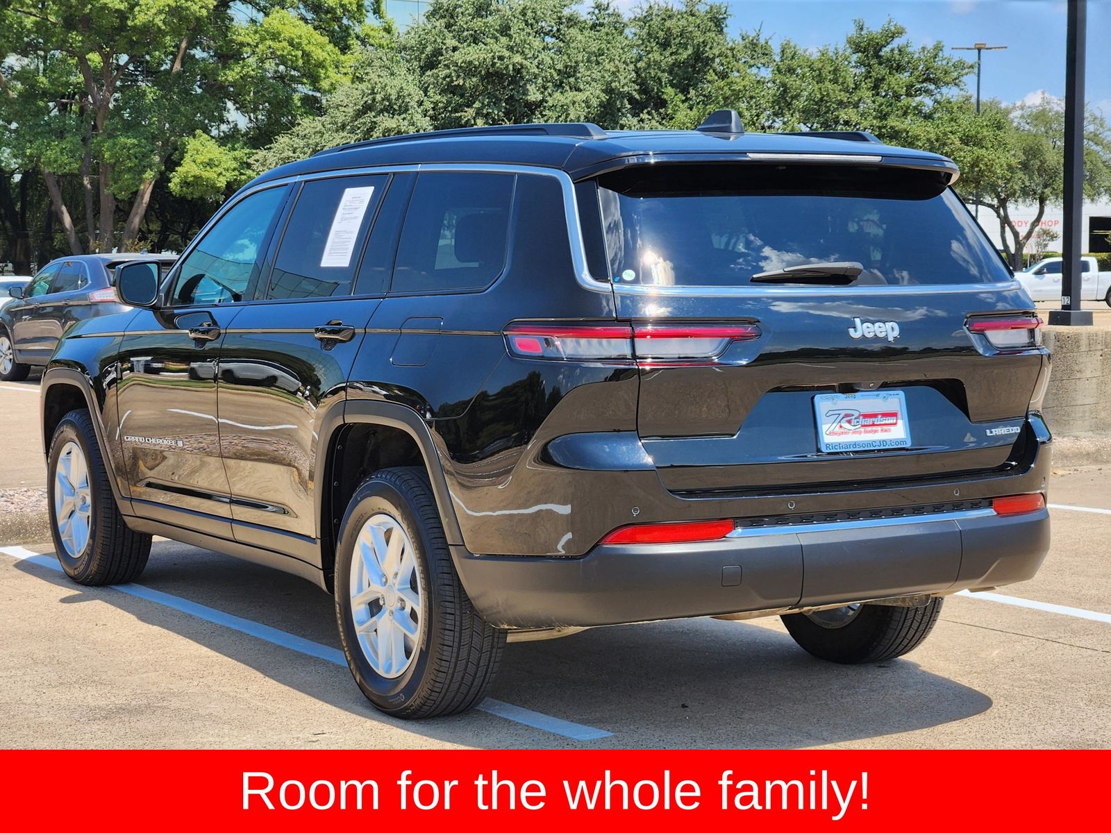 Used 2025 Diamond Black Crystal Pearlcoat Jeep Laredo image 4