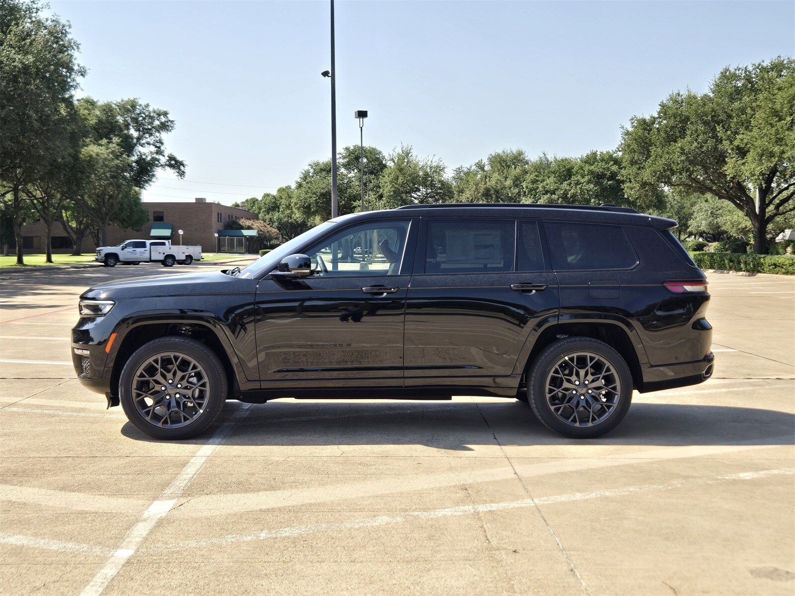 2025 Jeep Grand Cherokee L Summit photo 3