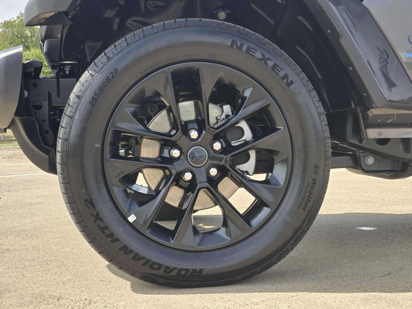 Used 2025 Granite Crystal Jeep Sahara image 12