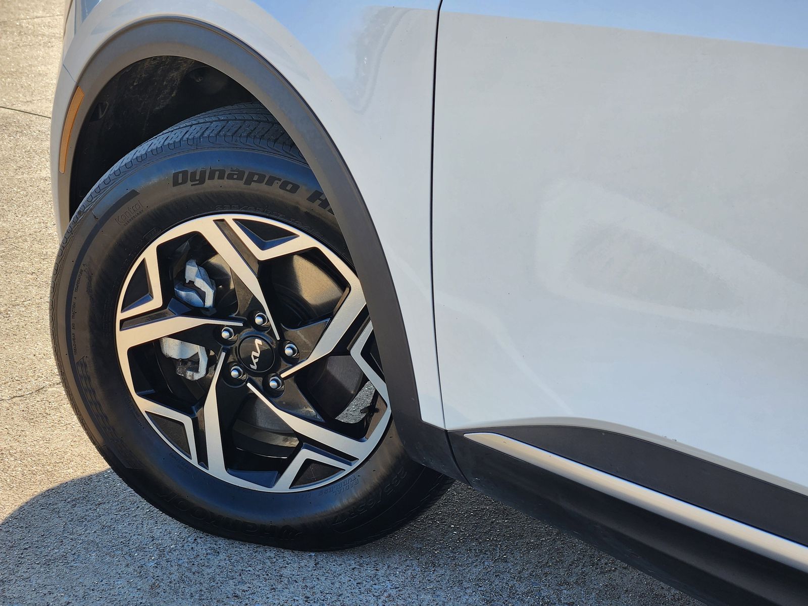 Used 2024 Snow White Pearl Kia LX image 17