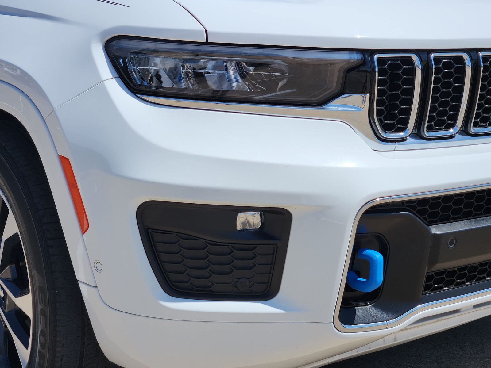 Used 2022 Bright White Jeep Overland image 9