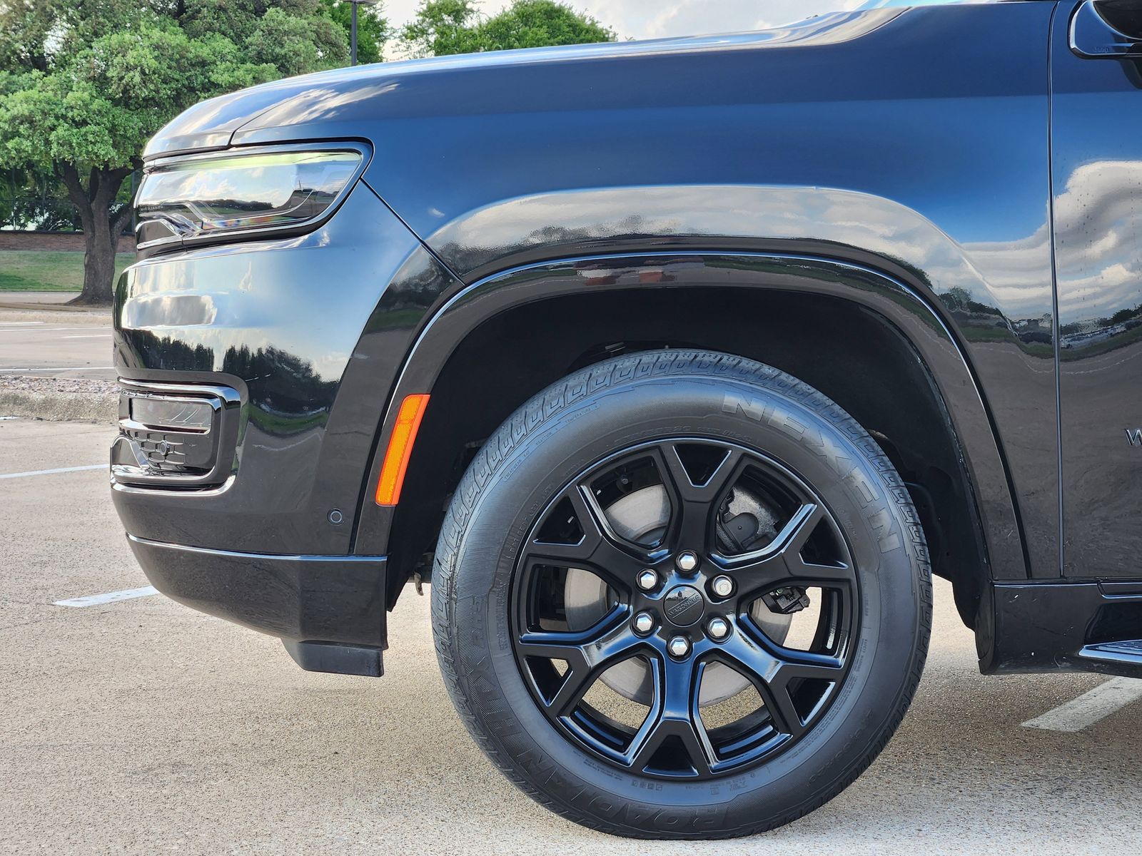 Used 2023 Diamond Black Crystal Pearlcoat Jeep Base image 8