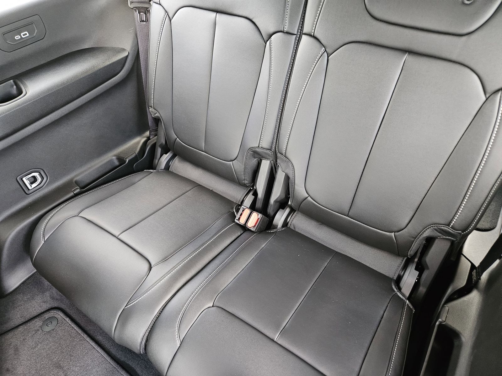 New 2025 Bright White Jeep L LIMITED 4X2 image 32