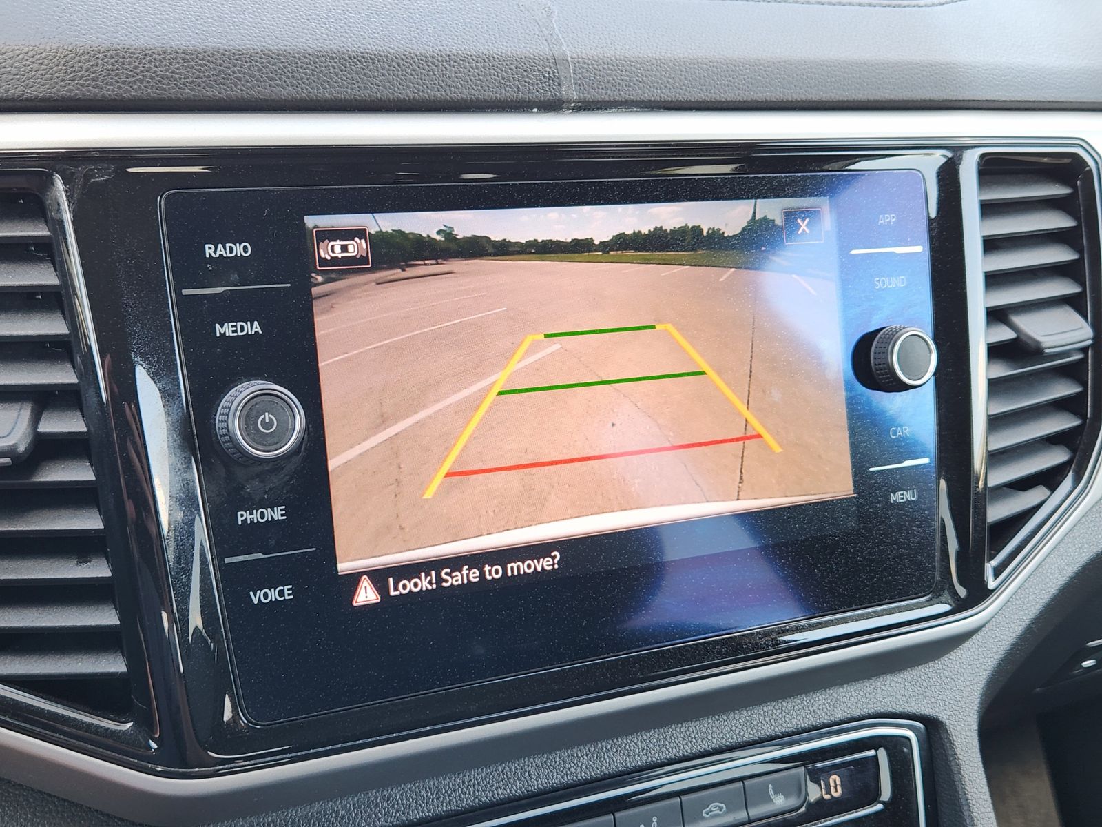 Used 2022 Pure White Volkswagen 2.0T SE w/Technology image 26