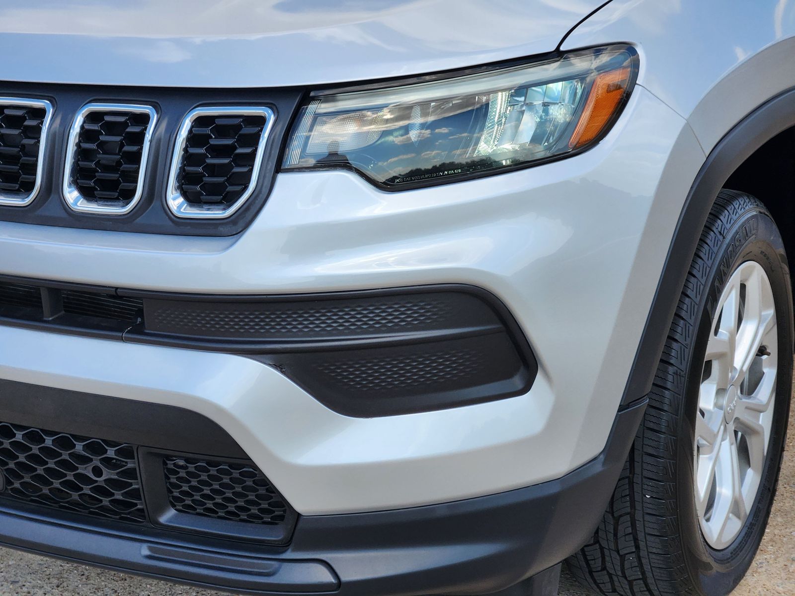 Used 2024 Silver Zynith Jeep Sport image 10