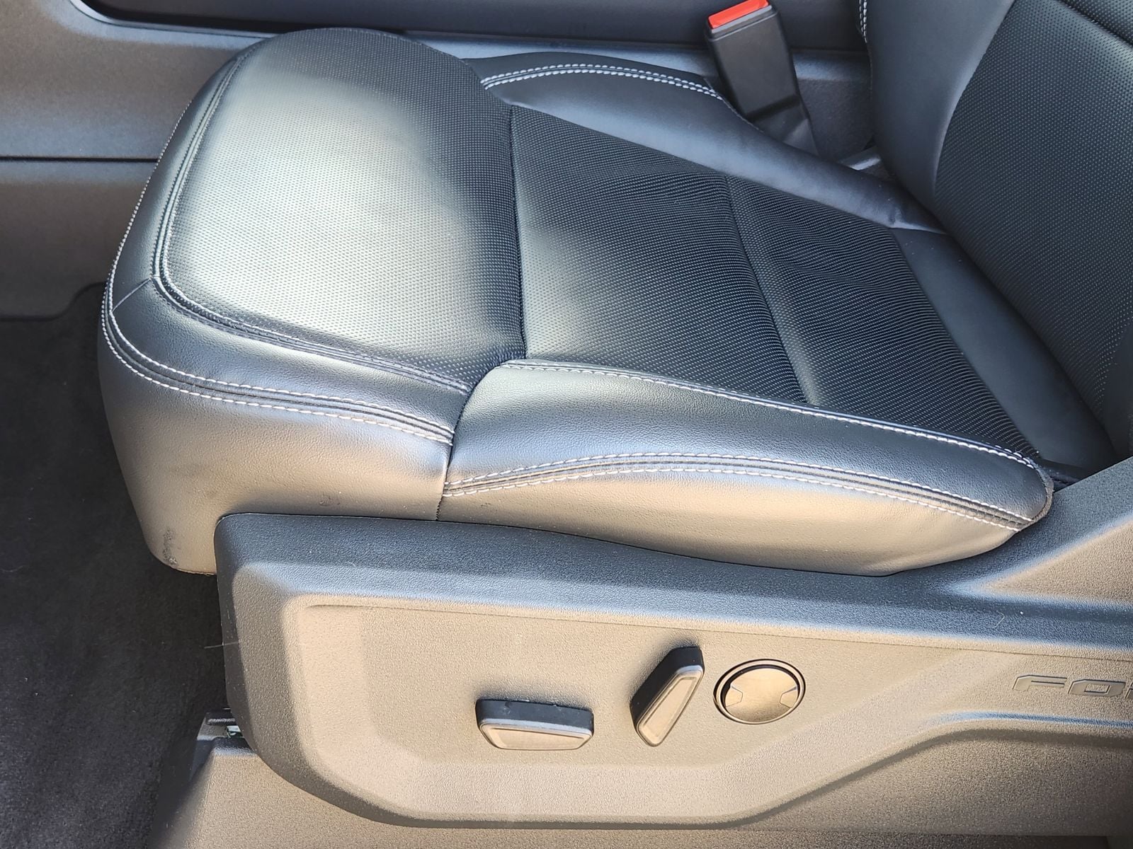 Used 2025 Gray Metallic Ford Platinum image 37