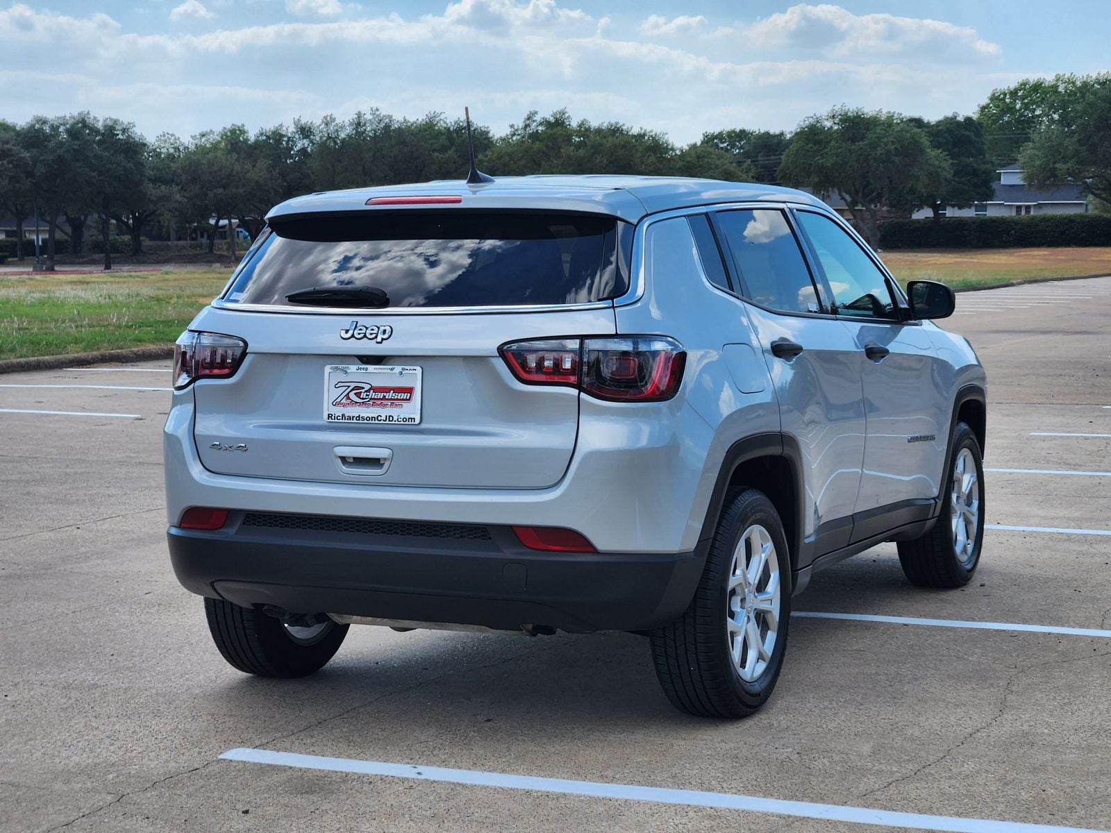 Used 2024 Silver Zynith Jeep Sport image 6