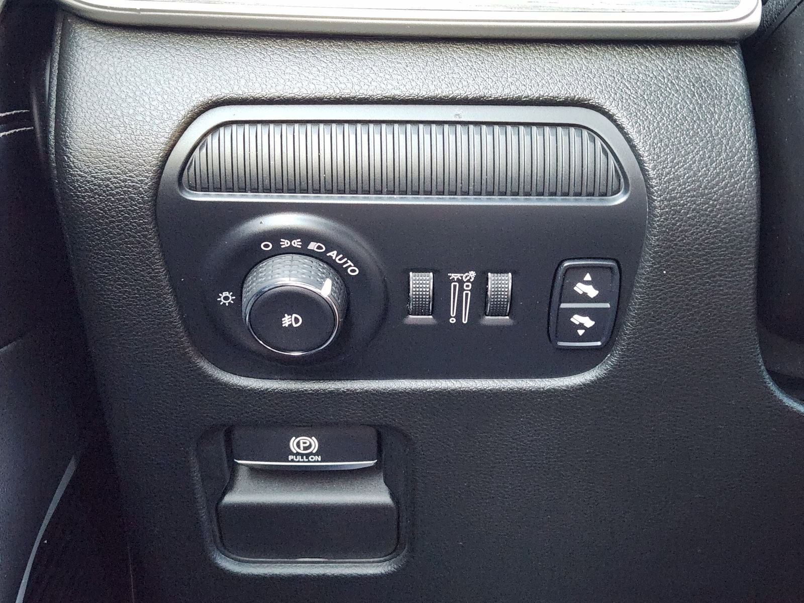 Used 2022 Velvet Red Pearlcoat Jeep Series II image 28