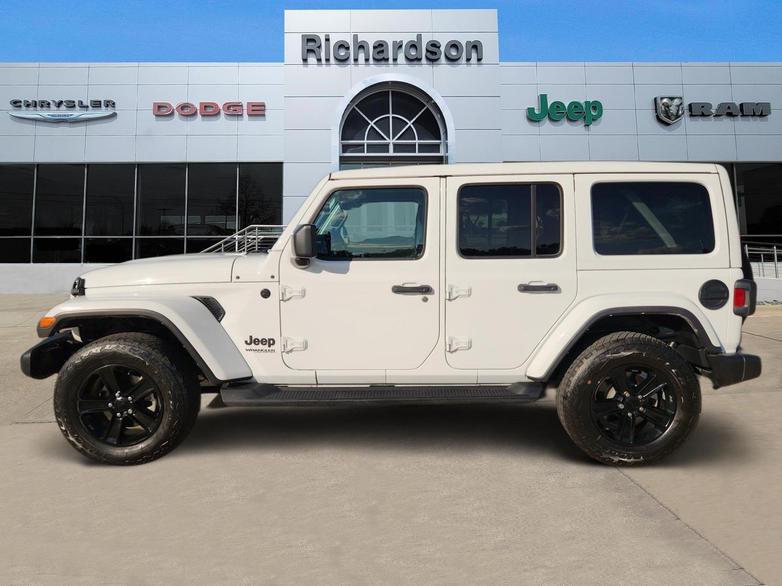 Used 2022 Bright White Jeep Unlimited Sahara image 3