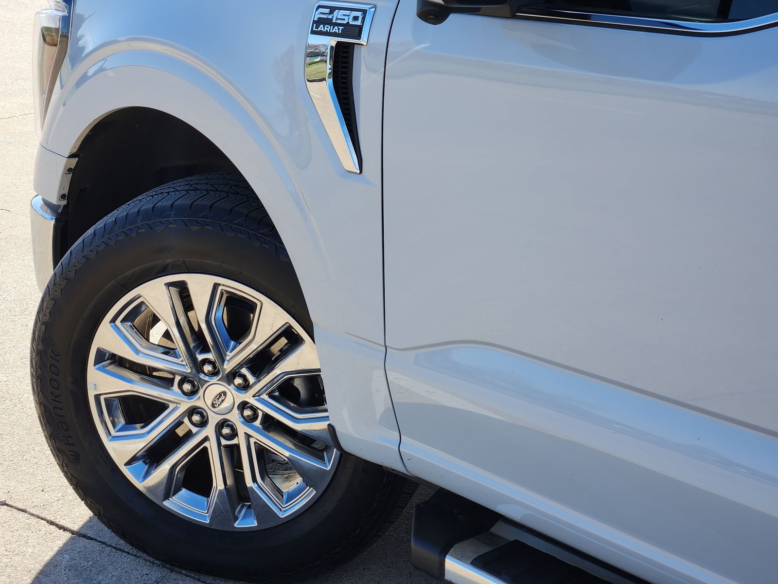 Used 2025 Space White Metallic Ford Lariat image 17