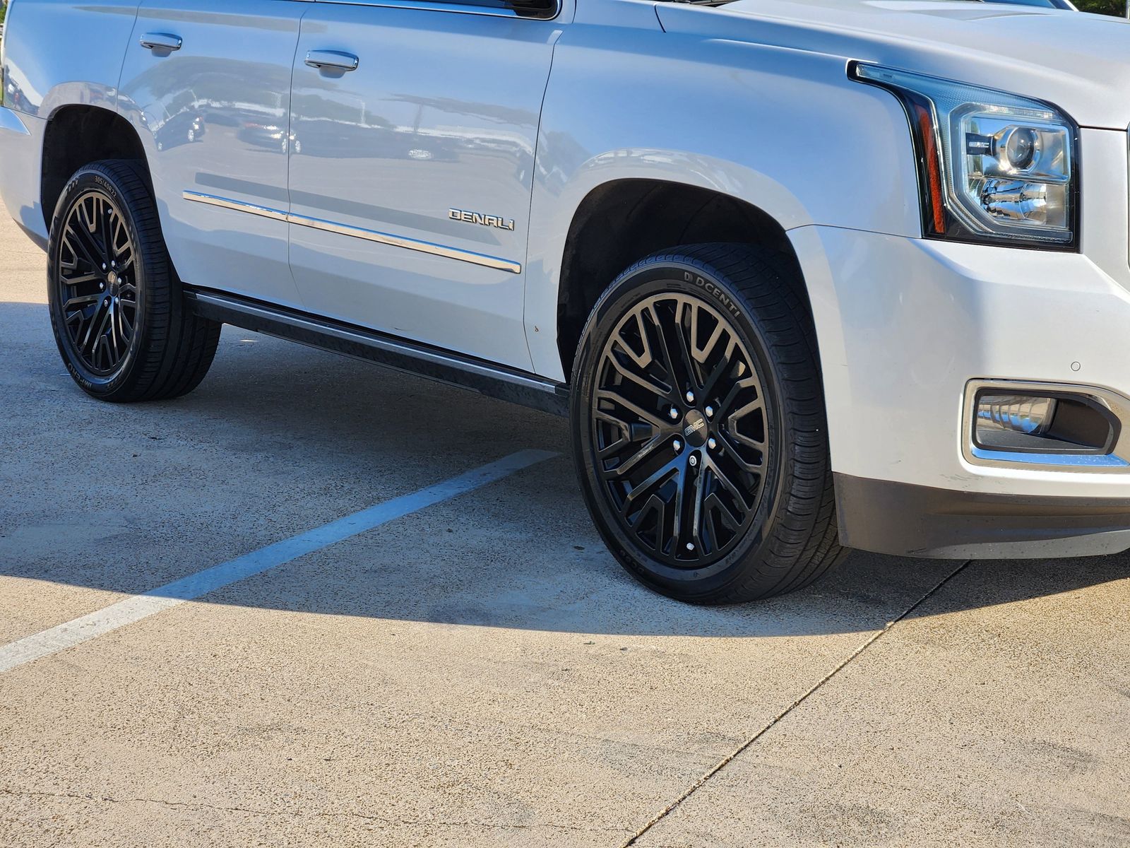 Used 2019 White Frost Tricoat GMC Denali image 11
