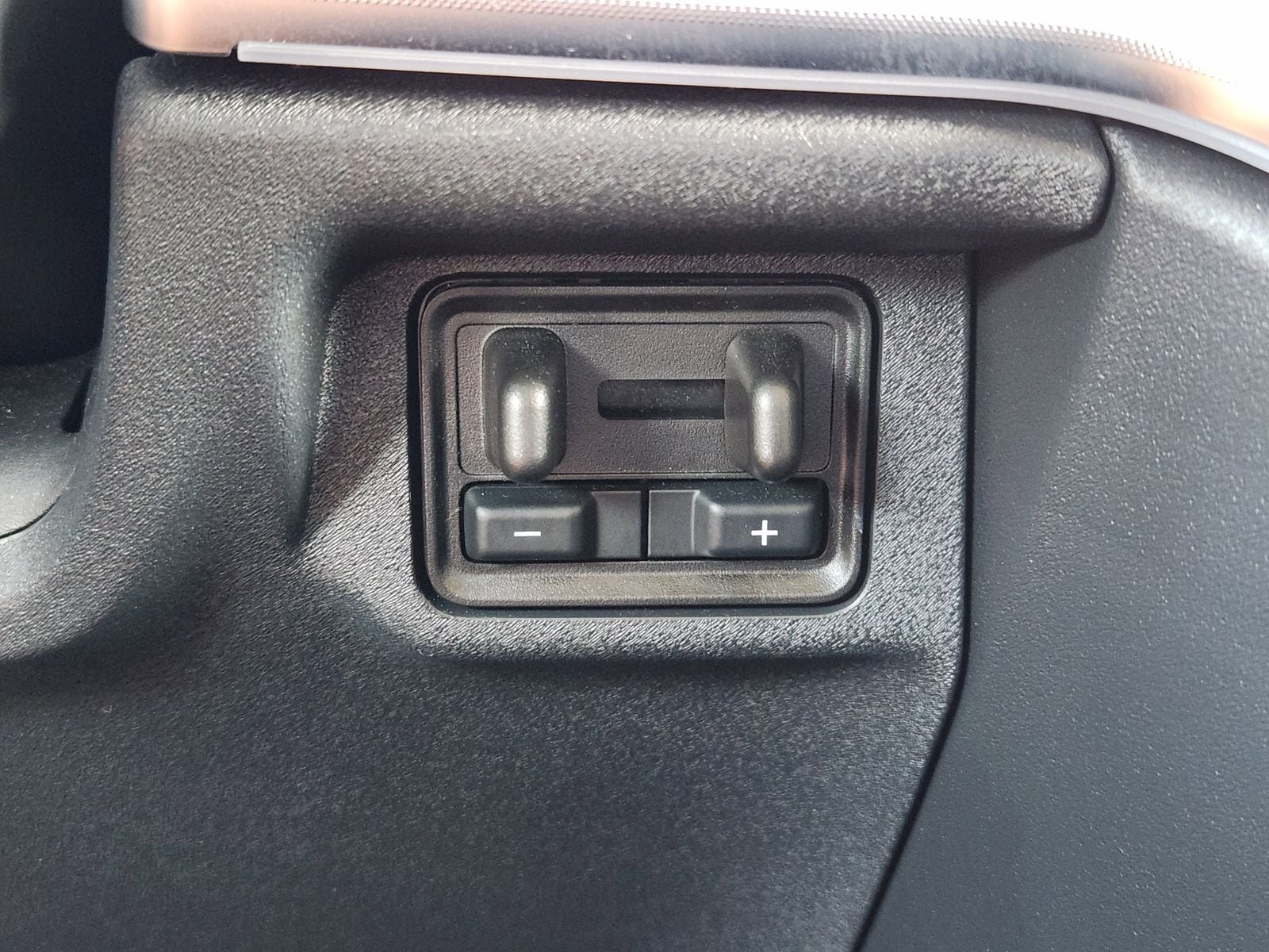 Used 2025 Gray Metallic Ford Platinum image 33