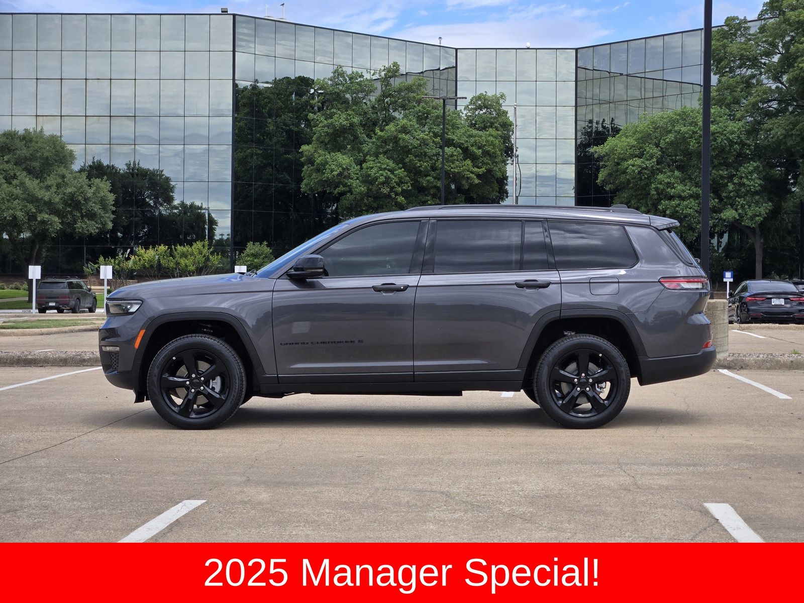 New 2025 Baltic Gray Jeep L LIMITED 4X4 image 3