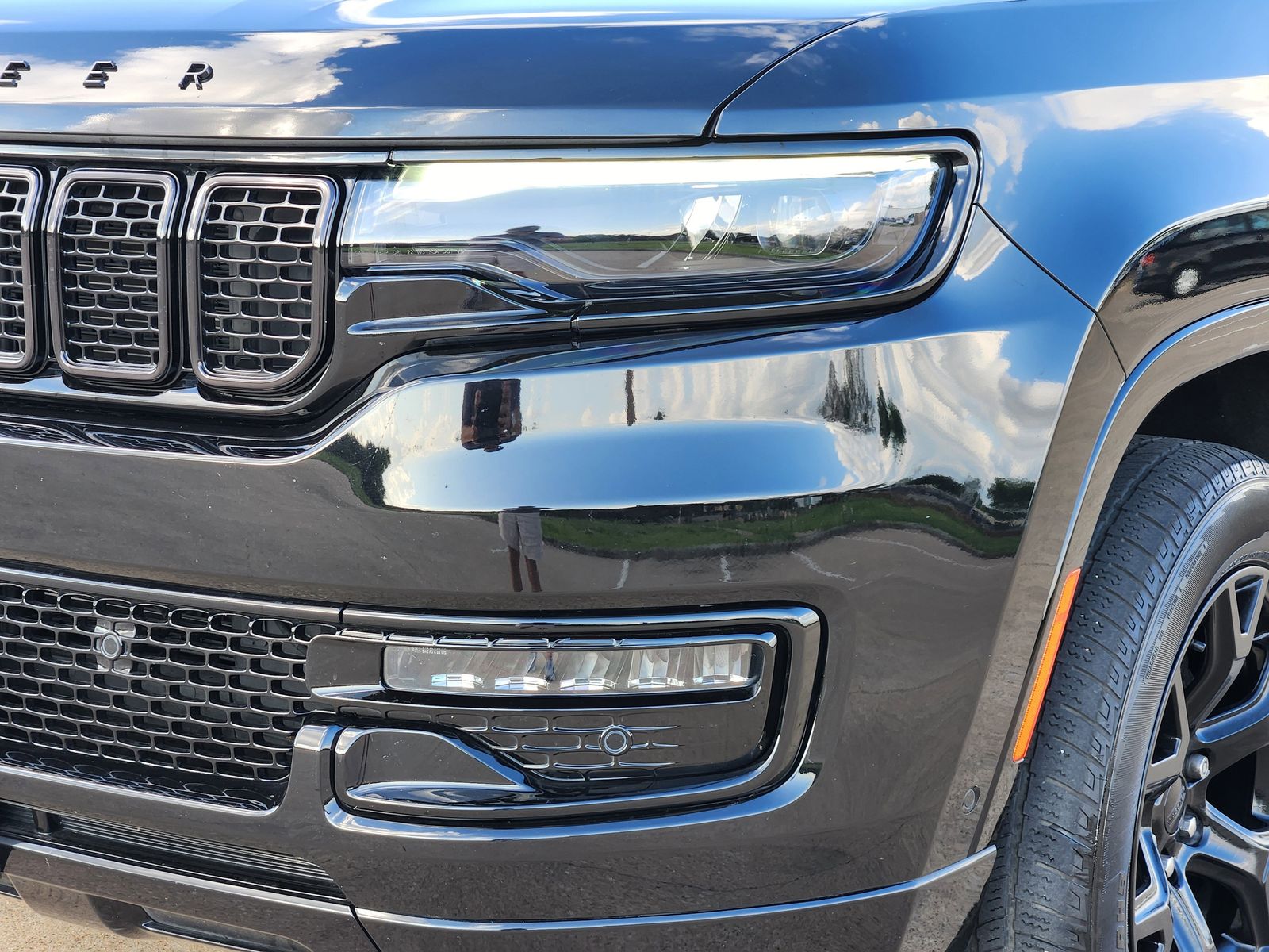 Used 2023 Diamond Black Crystal Pearlcoat Jeep Base image 10