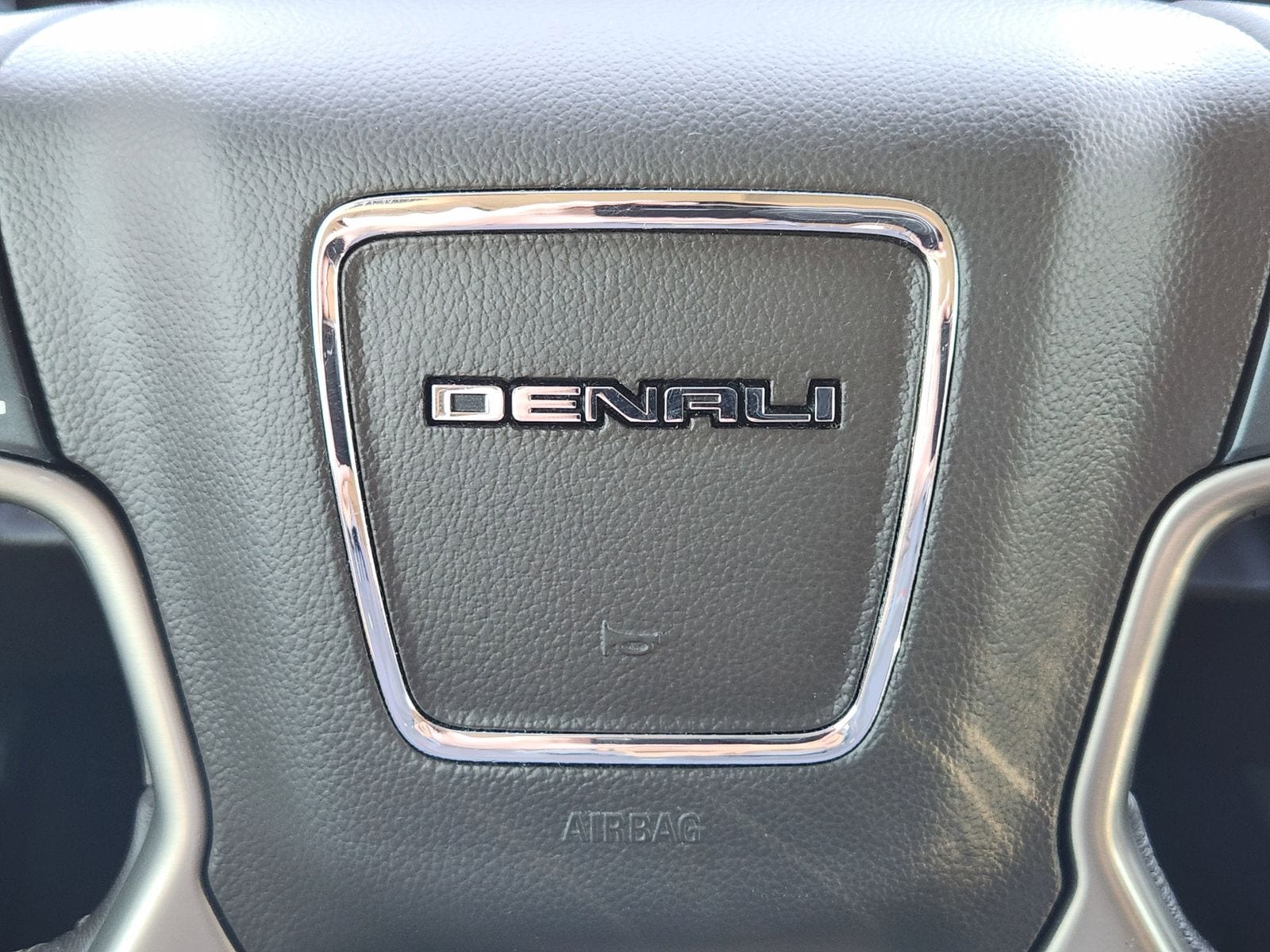 Used 2019 White Frost Tricoat GMC Denali image 39