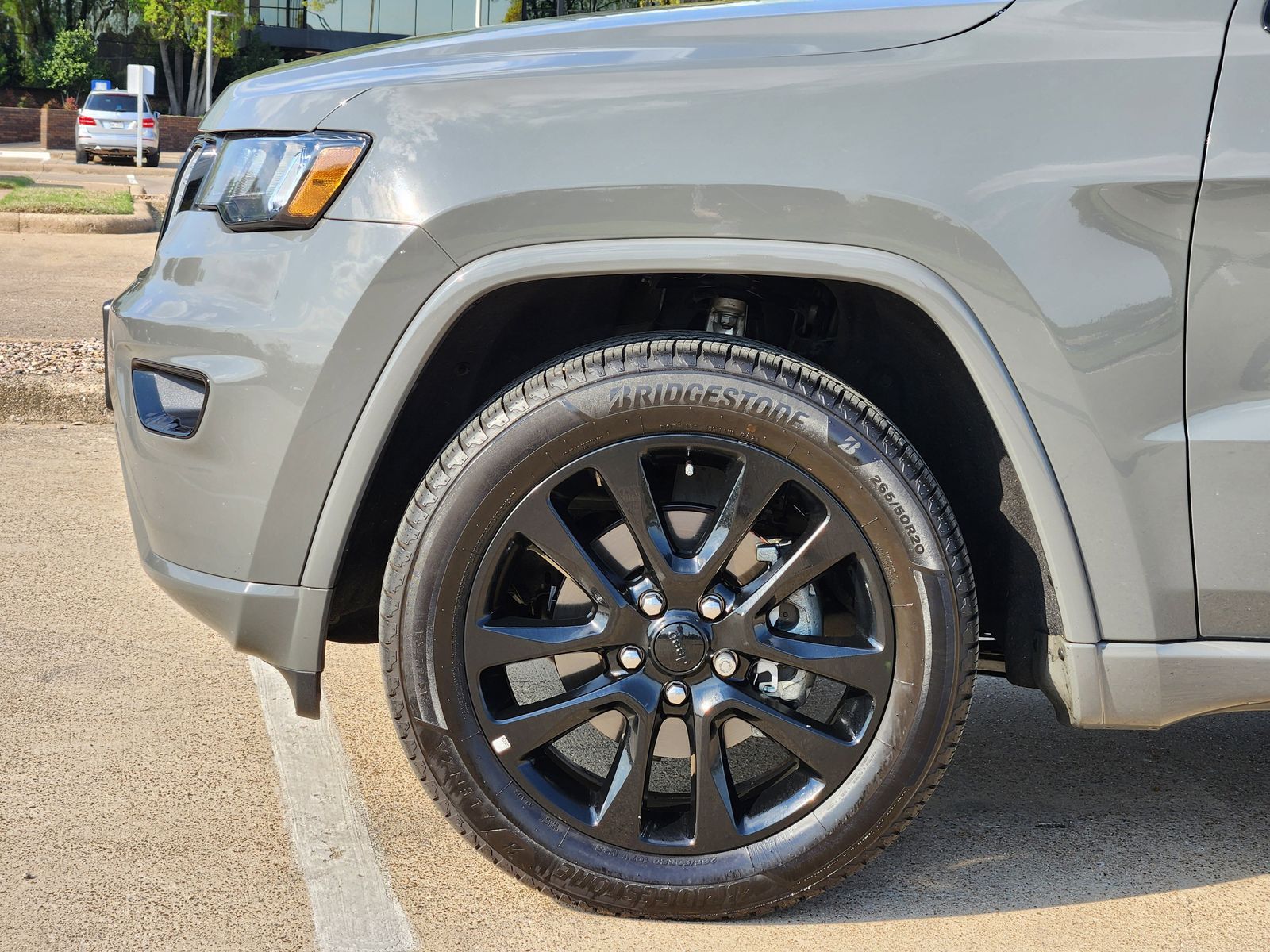 Used 2020 Sting-Gray Clearcoat Jeep Laredo image 8