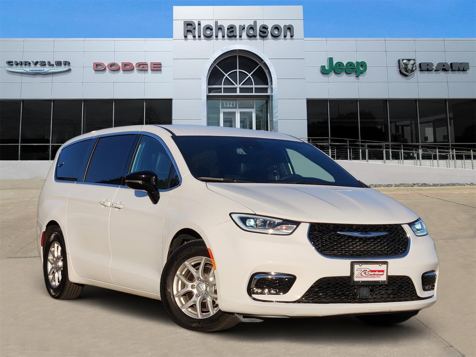 2025 Chrysler Pacifica Select's photo