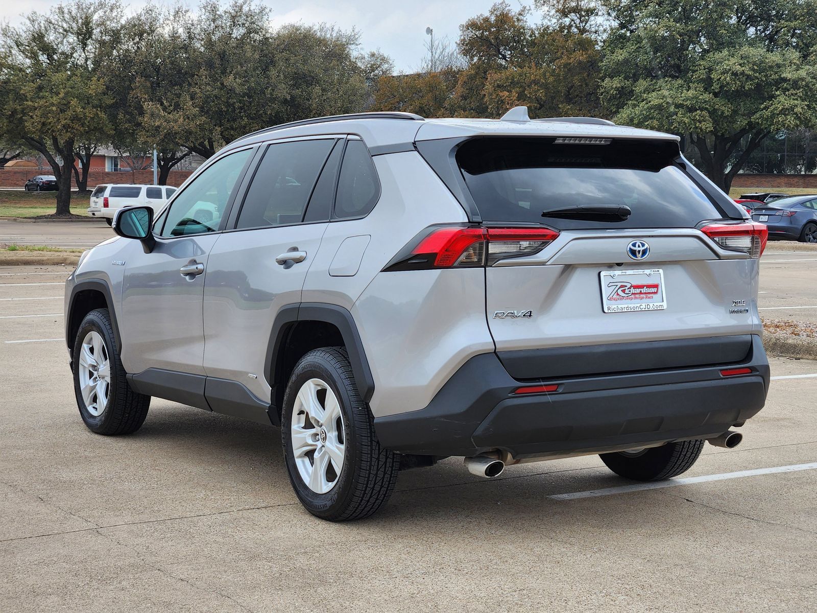 Used 2021 Silver Sky Metallic Midnight Black Metallic Toyota XLE image 4