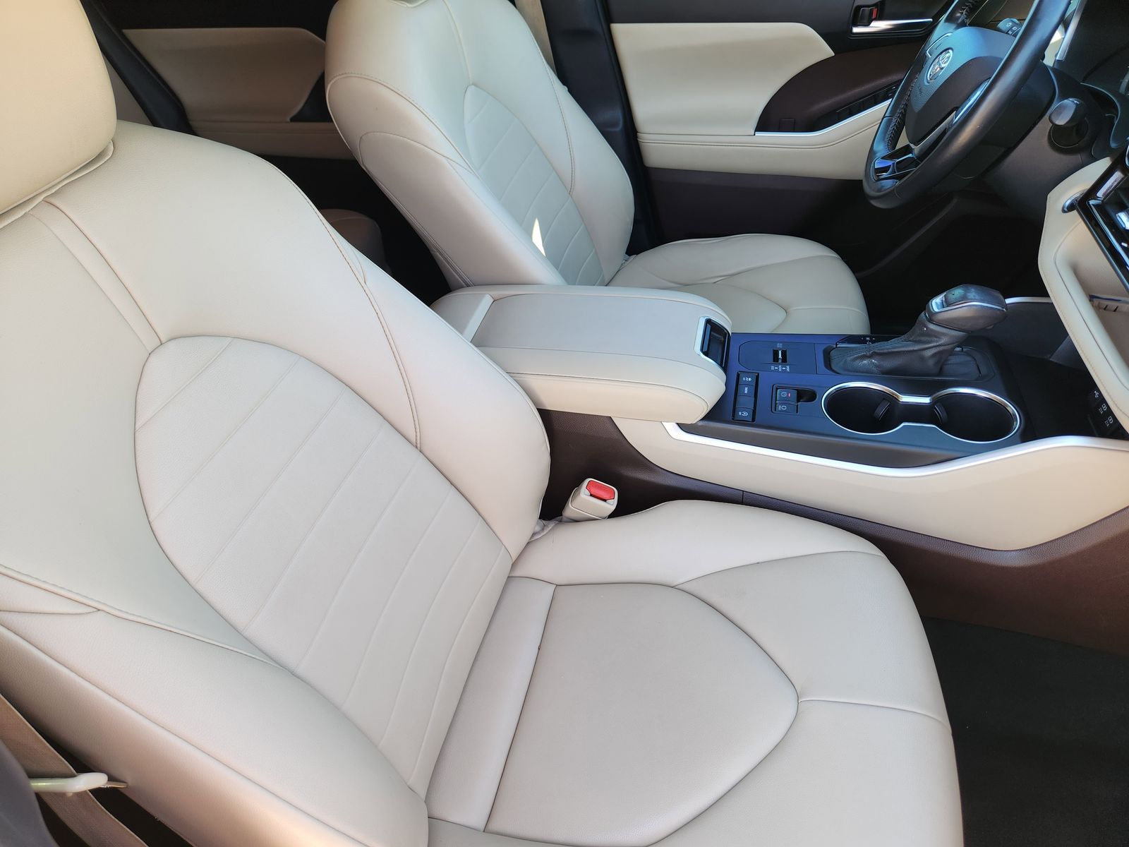 Used 2021 Midnight Black Toyota XLE image 23