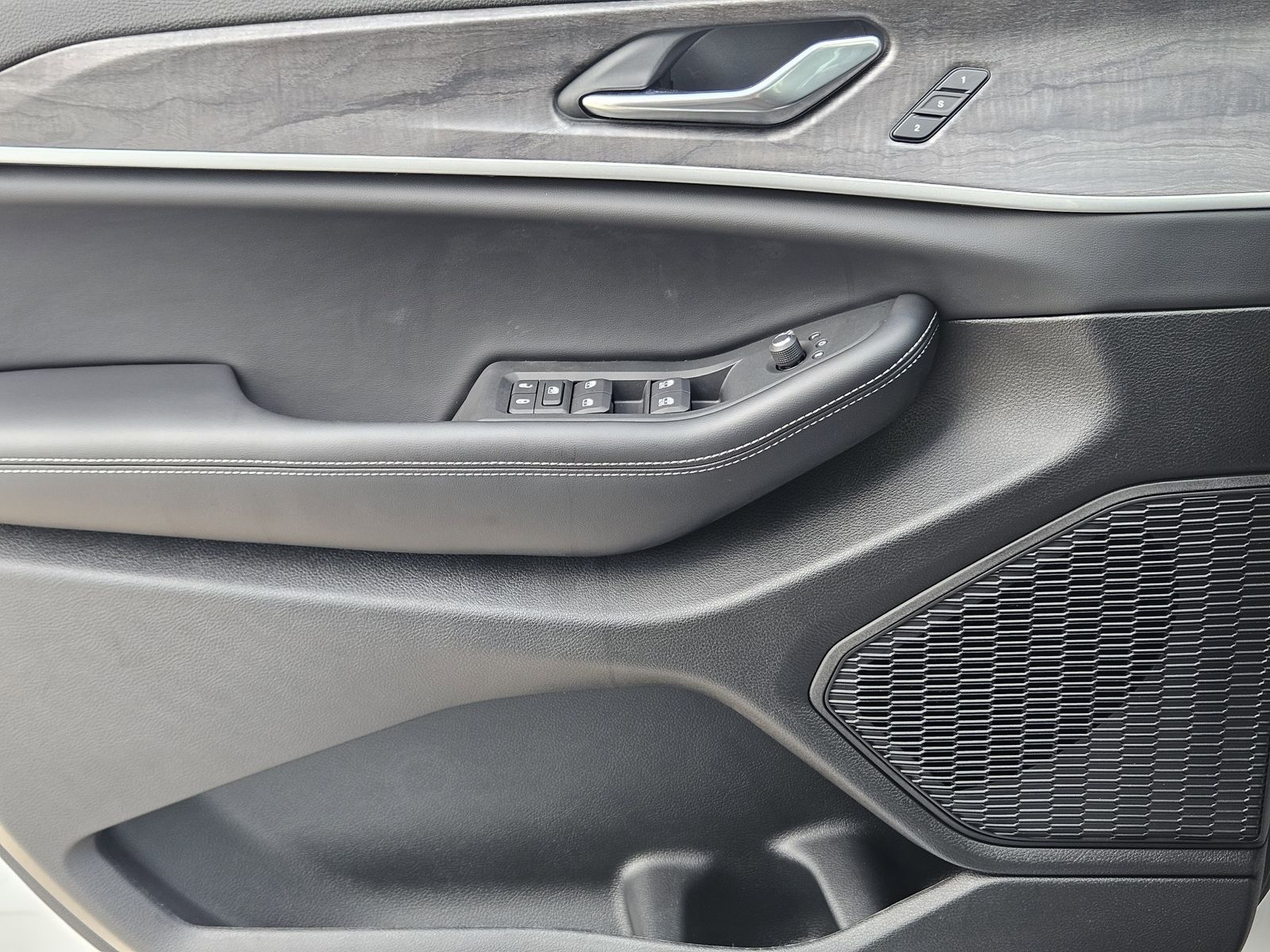 New 2025 Bright White Jeep L LIMITED 4X2 image 24