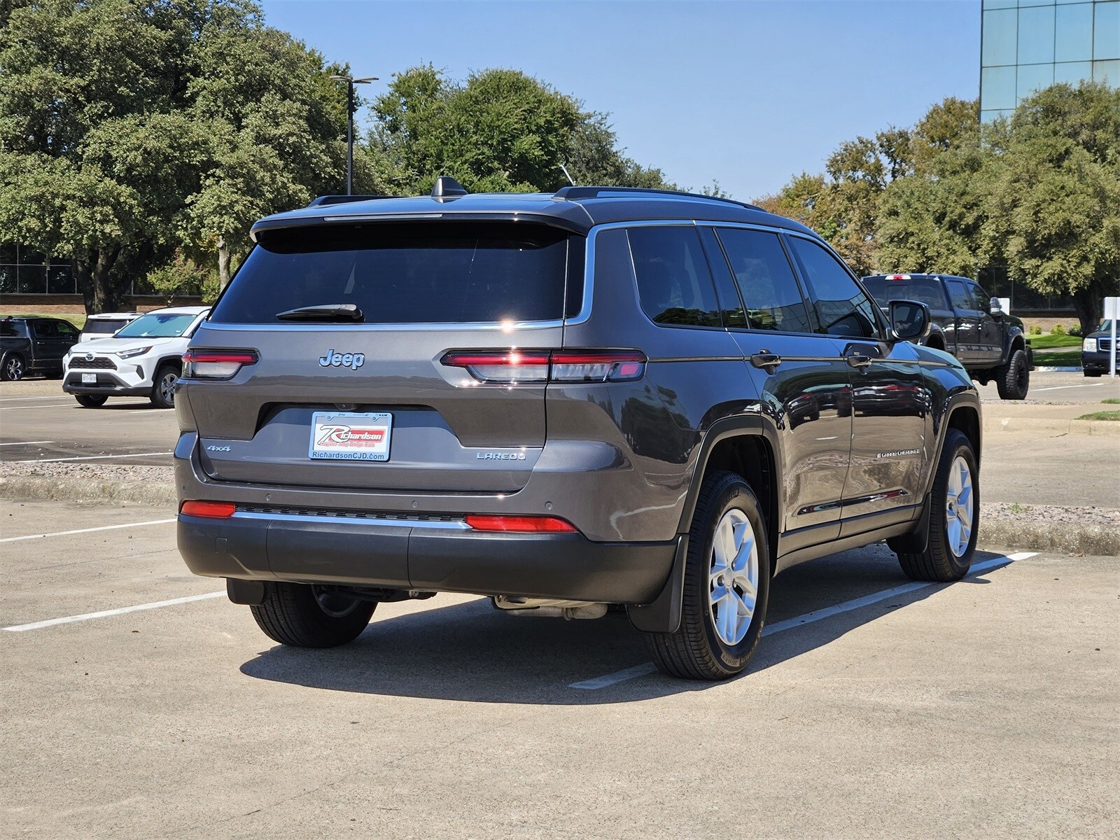 2024 Jeep Cherokee Laredo photo 4