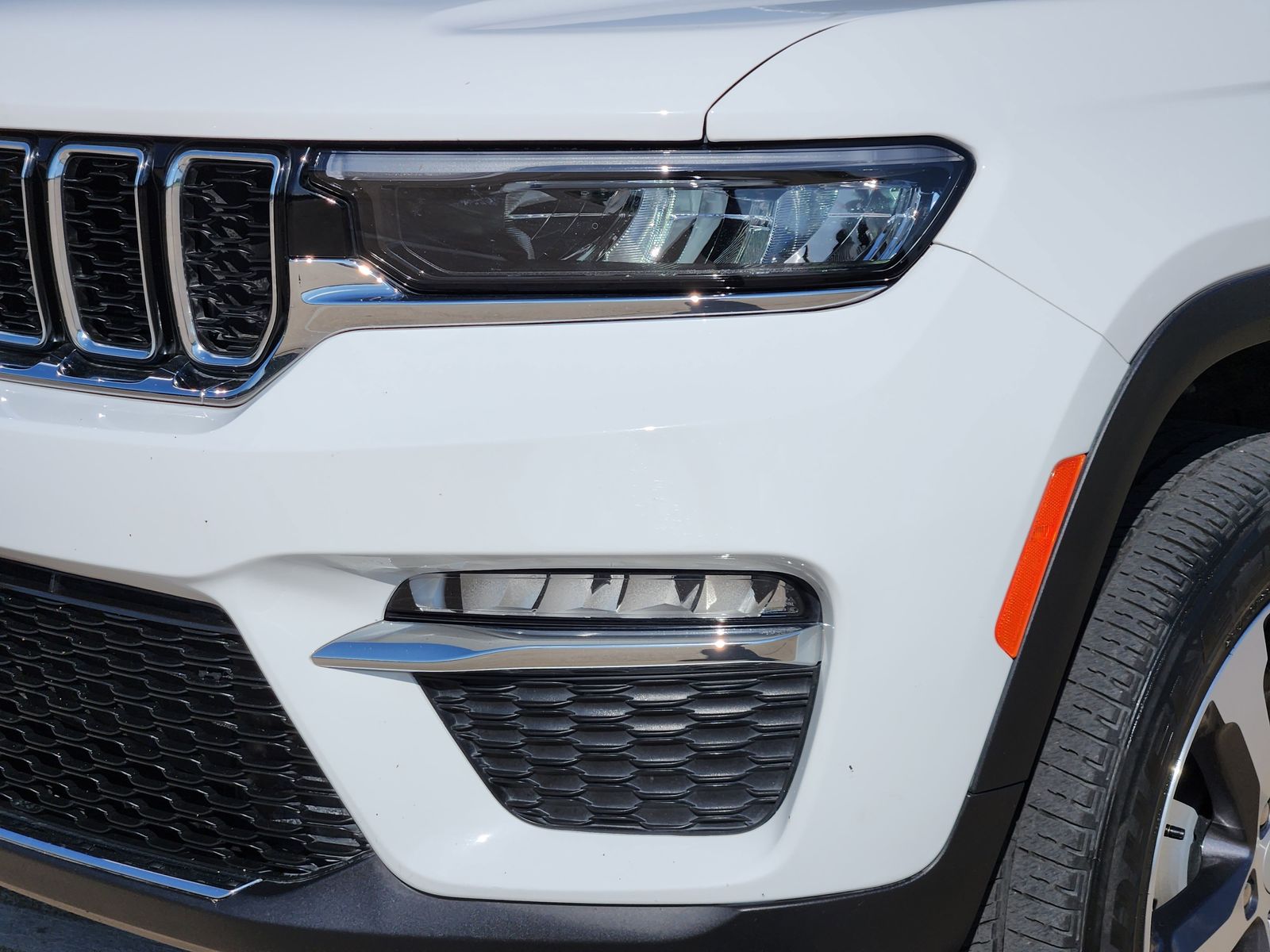 Used 2024 Bright White Jeep Base image 10