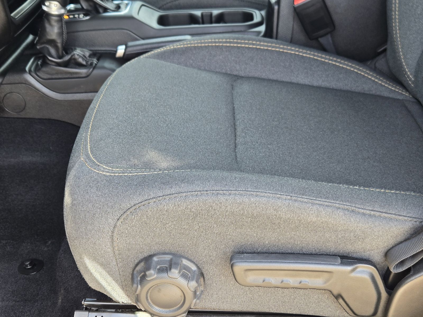 Used 2025 Granite Crystal Jeep Sahara image 31