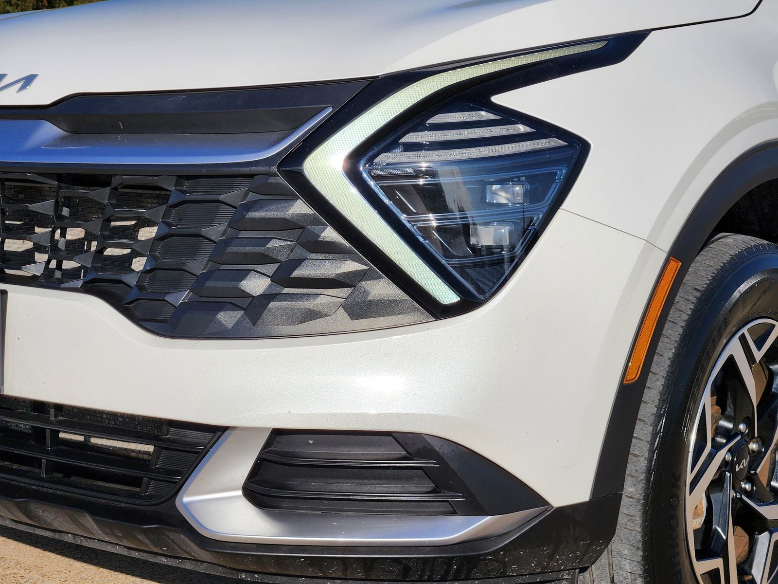 Used 2024 Snow White Pearl Kia LX image 10