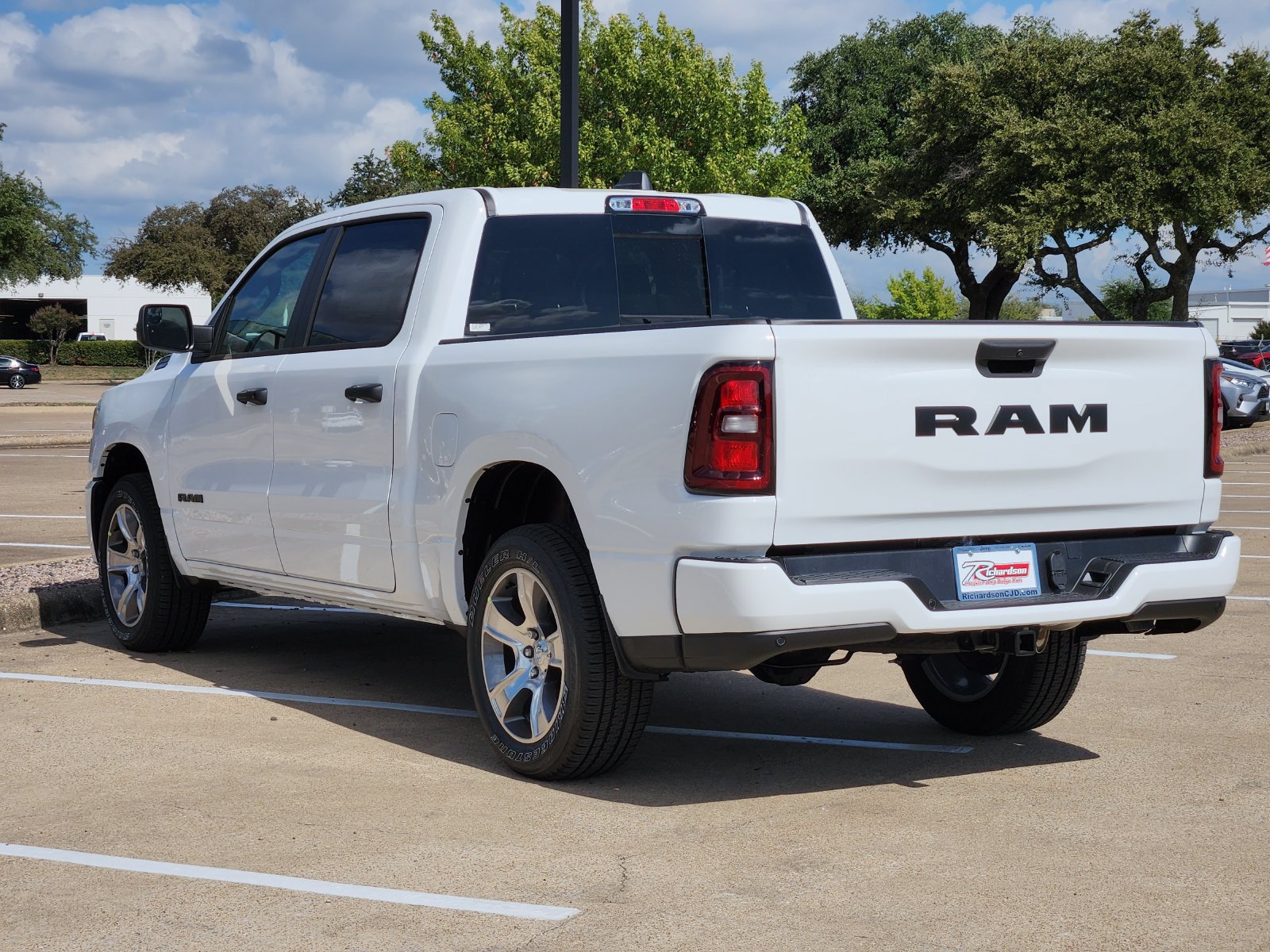 New 2027 Ram 1500 EXPRESS CREW CAB 4X2 5'7 BOX Pickup