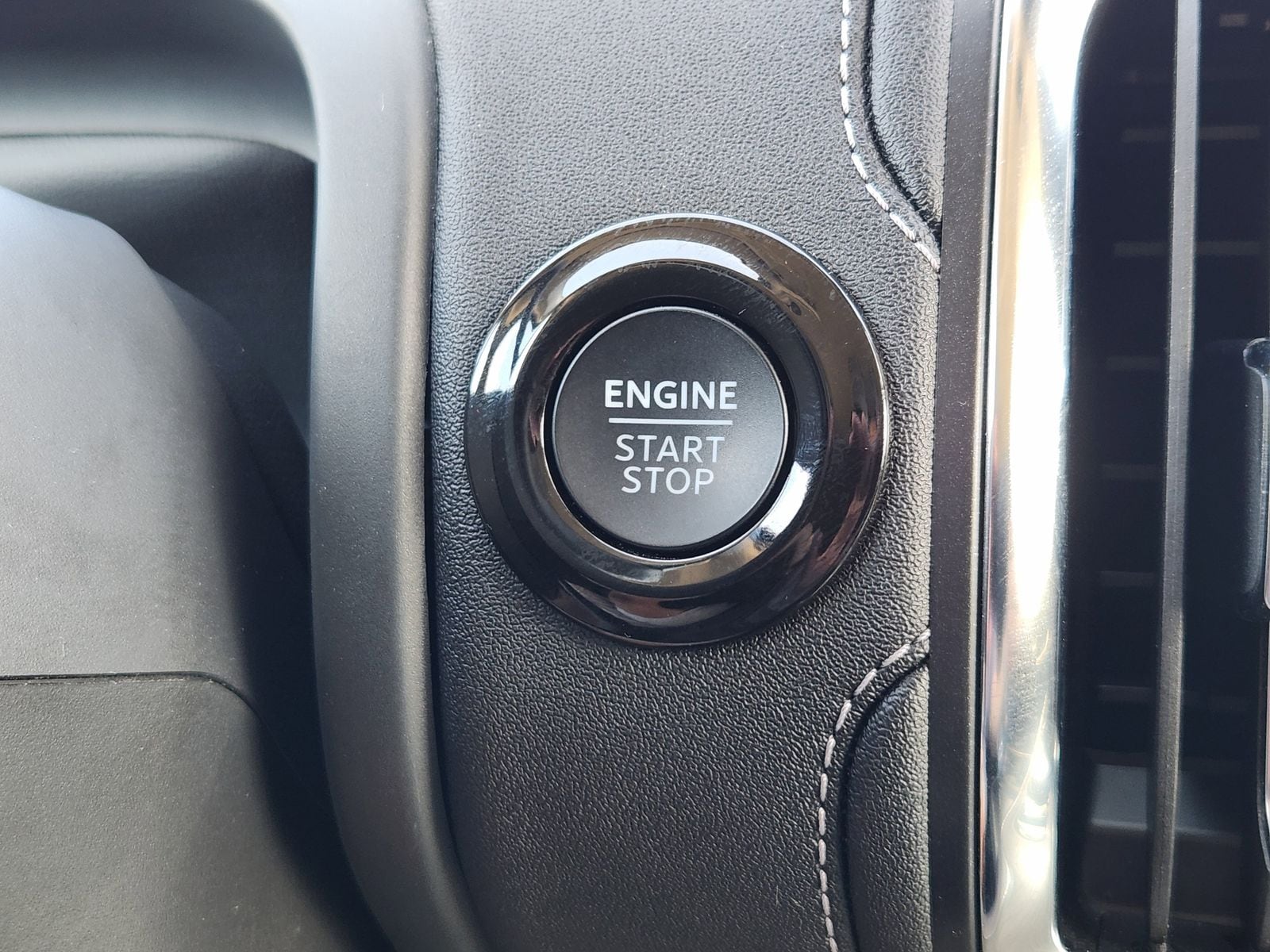 Used 2025 Gray Metallic Ford Platinum image 32