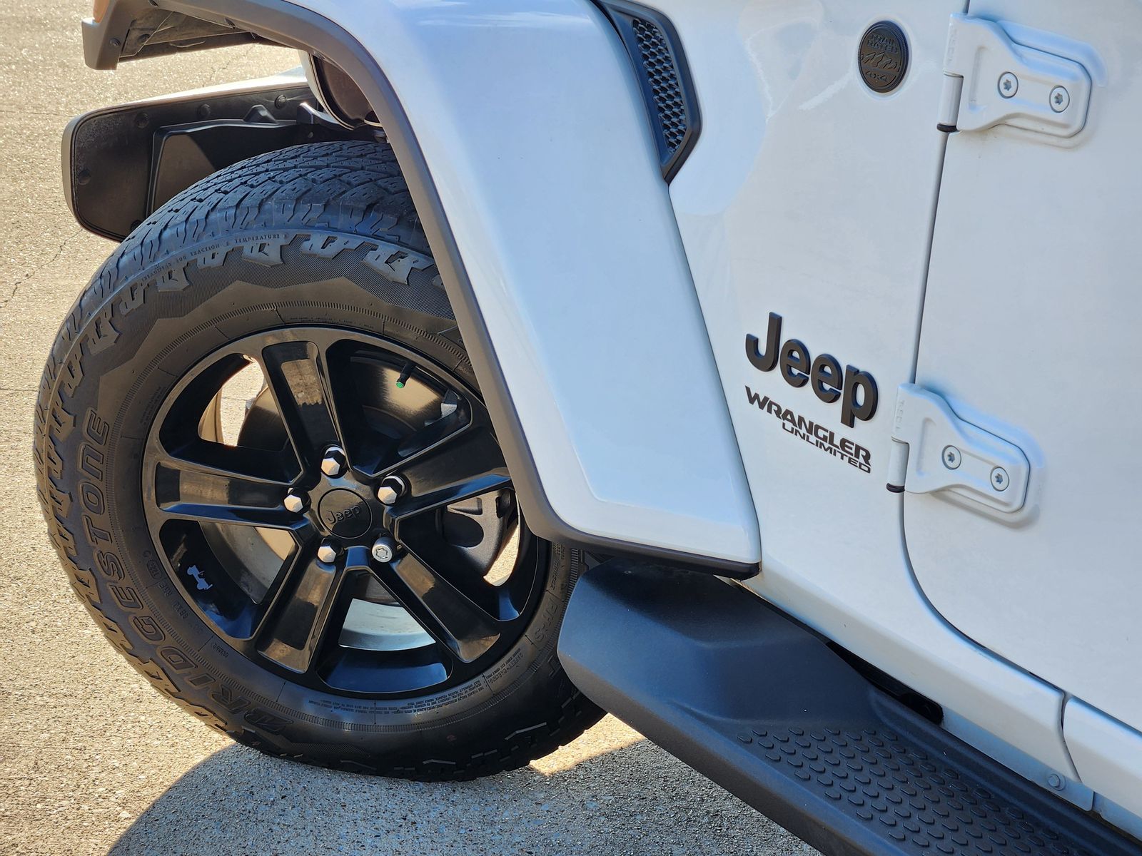 Used 2022 Bright White Jeep Unlimited Sahara image 17