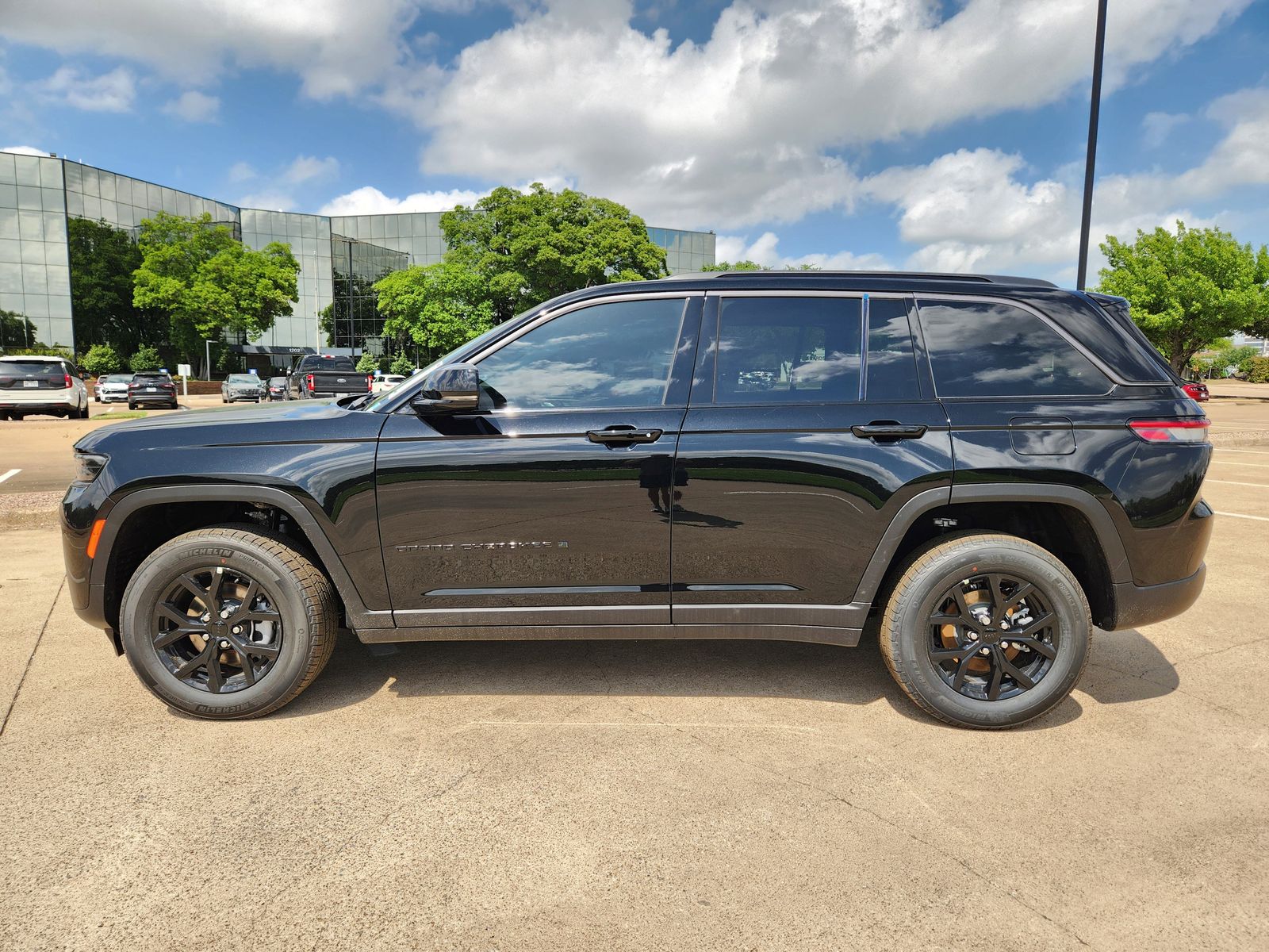 New 2026 Diamond Black Crystal Pearlcoat Jeep LAREDO ALTITUDE 4X4 image 3