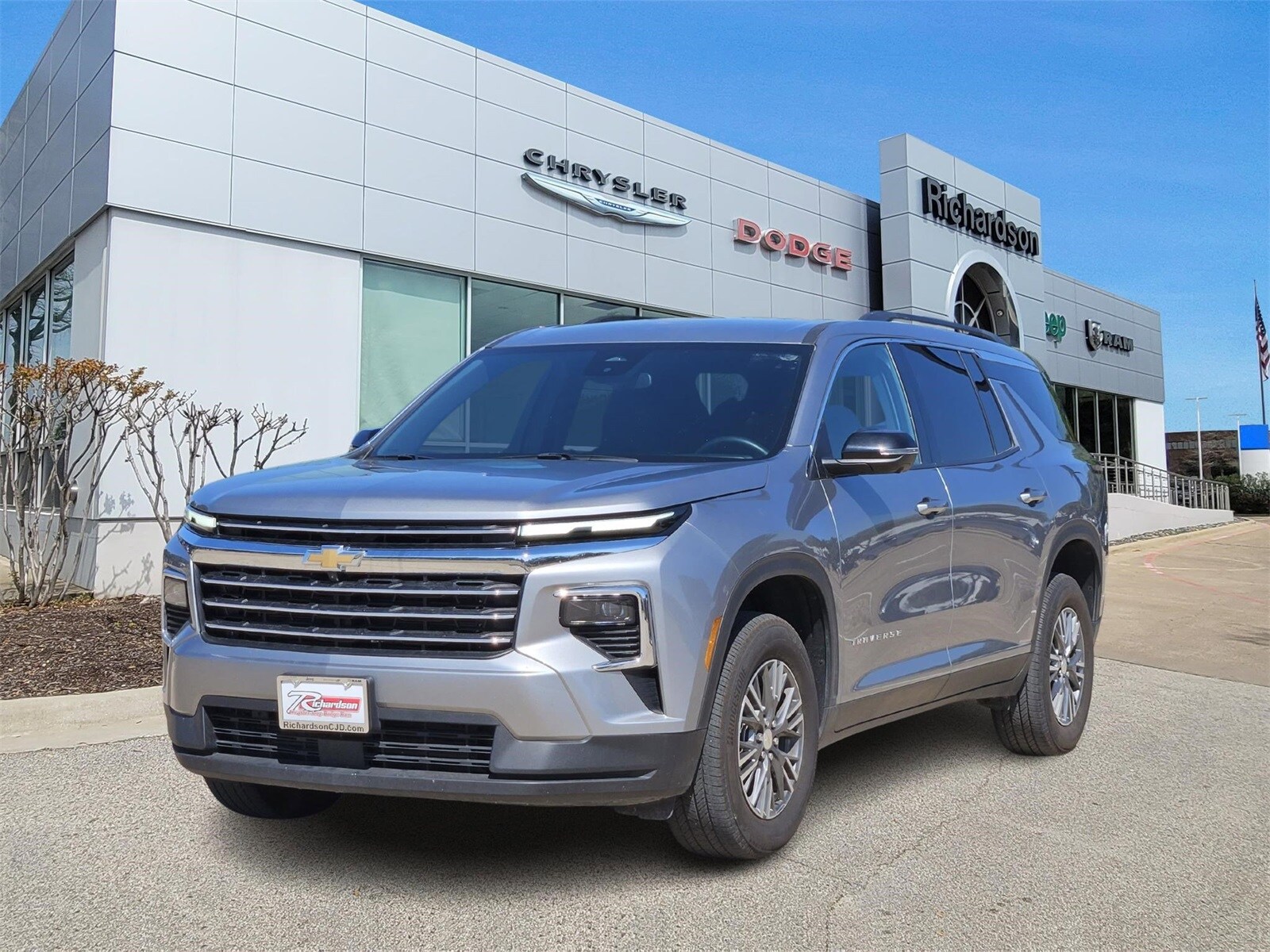 2024 Chevrolet Traverse photo 2