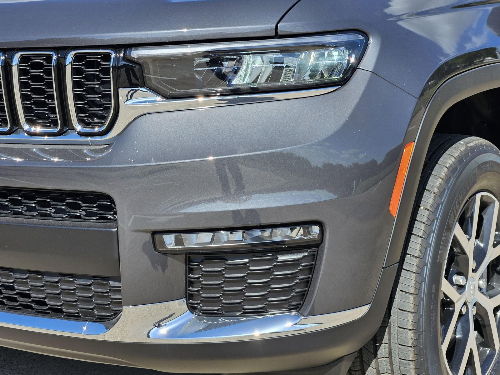 New 2025 Baltic Gray Jeep L LIMITED 4X2 image 8