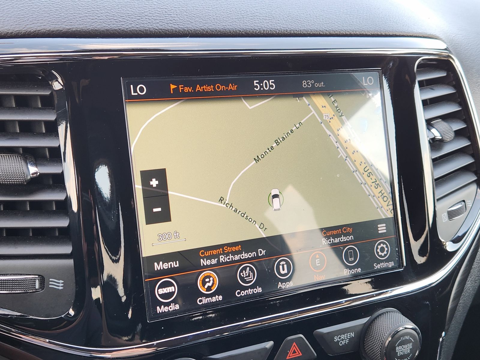 Used 2020 Sting-Gray Clearcoat Jeep Laredo image 25