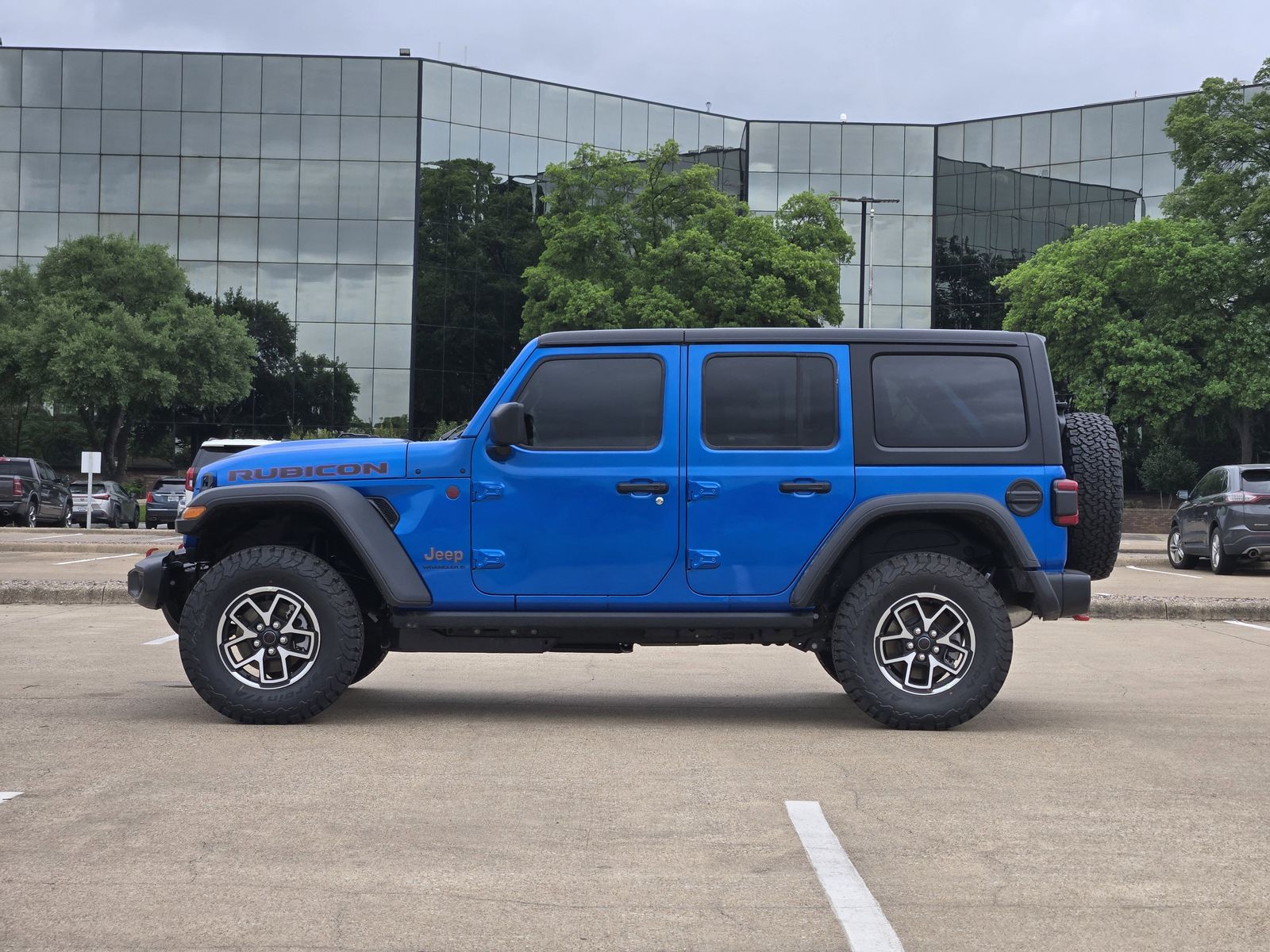 View vehicle photo 3